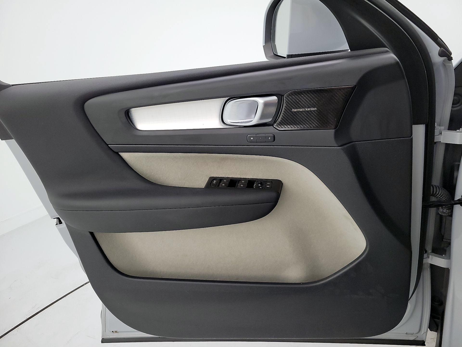 Thumbnail: 2021 Volvo XC40 - 12