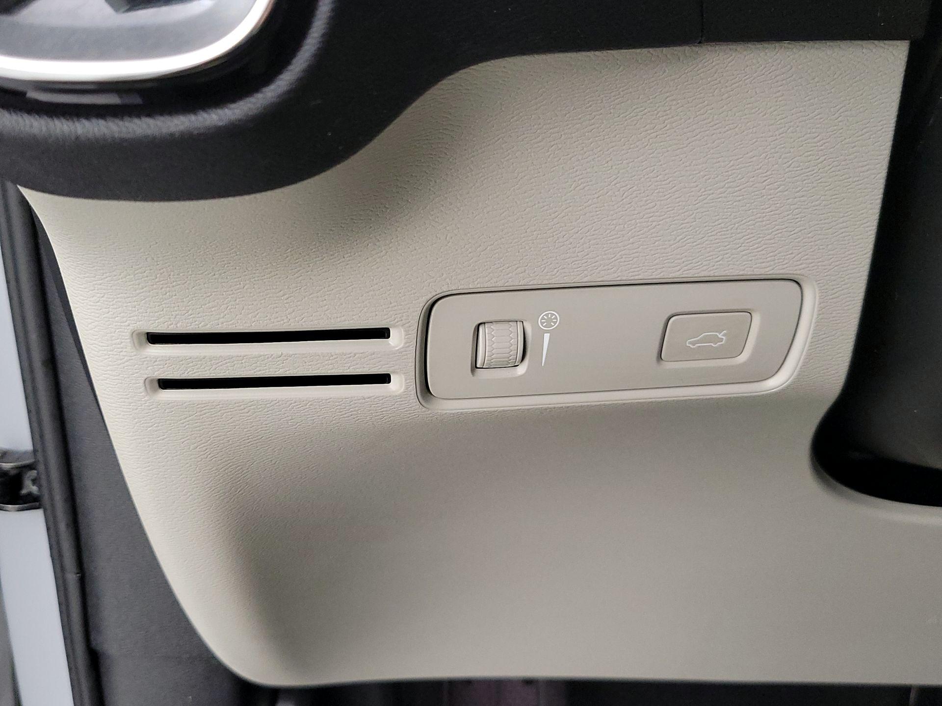 Thumbnail: 2021 Volvo XC40 - 13