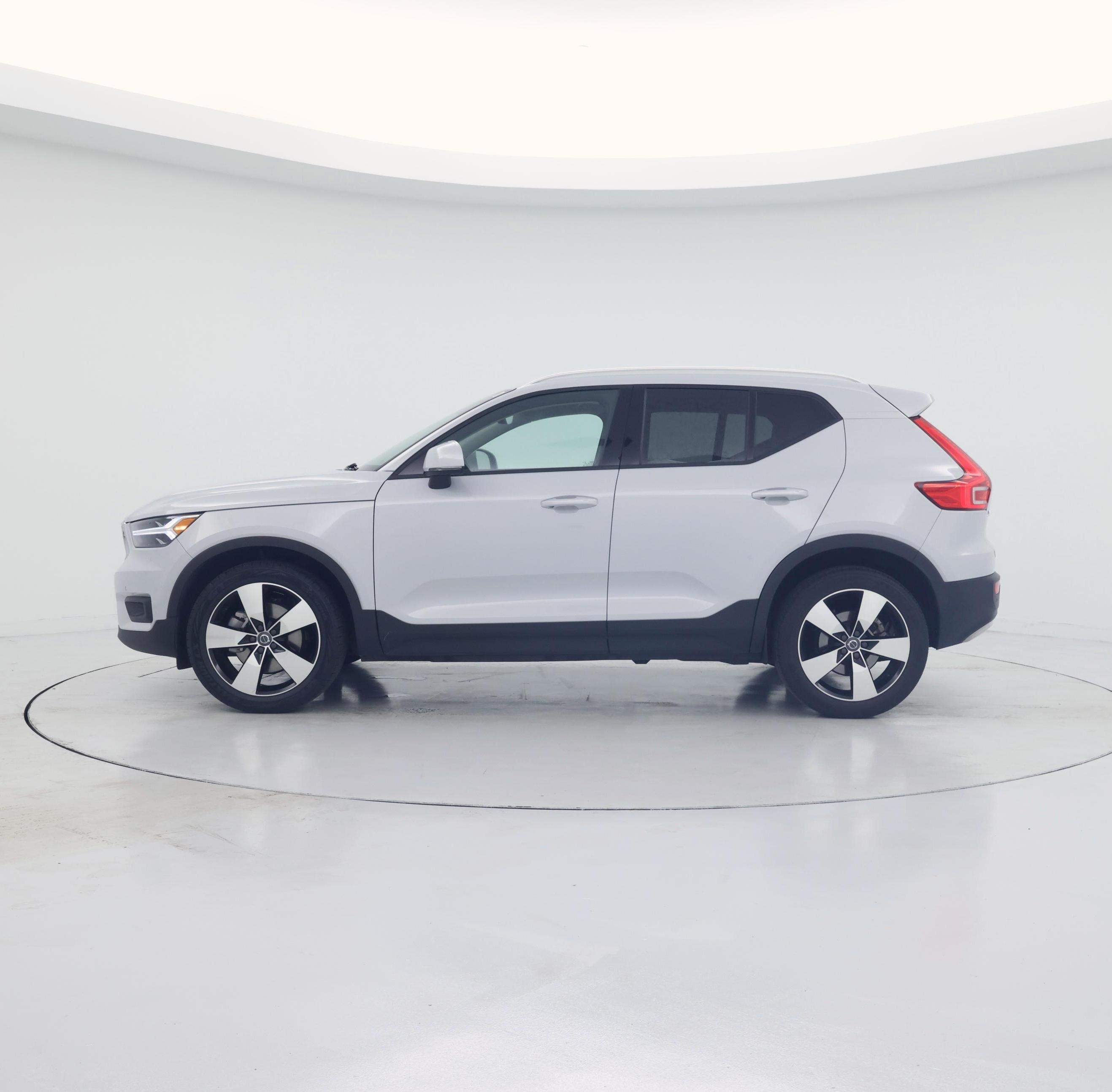 Thumbnail: 2021 Volvo XC40 - 3