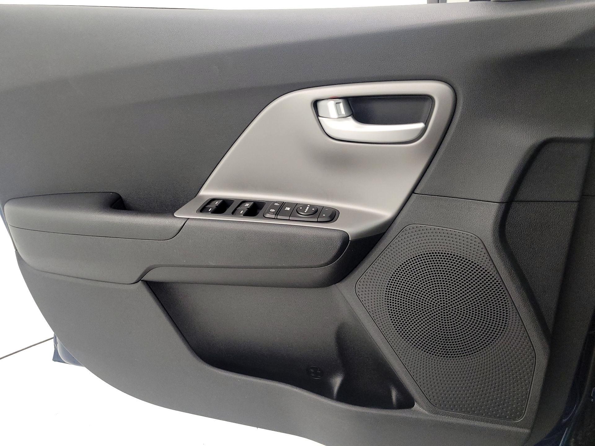 Thumbnail: 2018 Kia Niro - 12