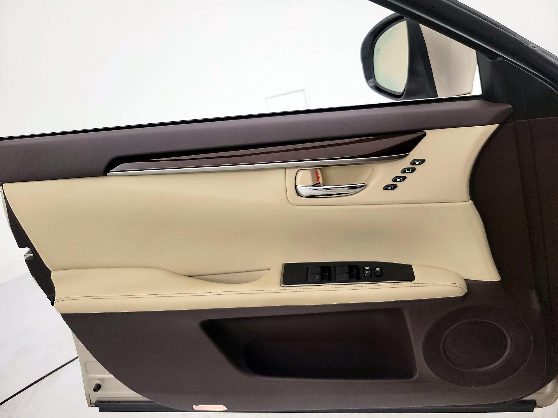 Thumbnail: 2016 Lexus ES - 12