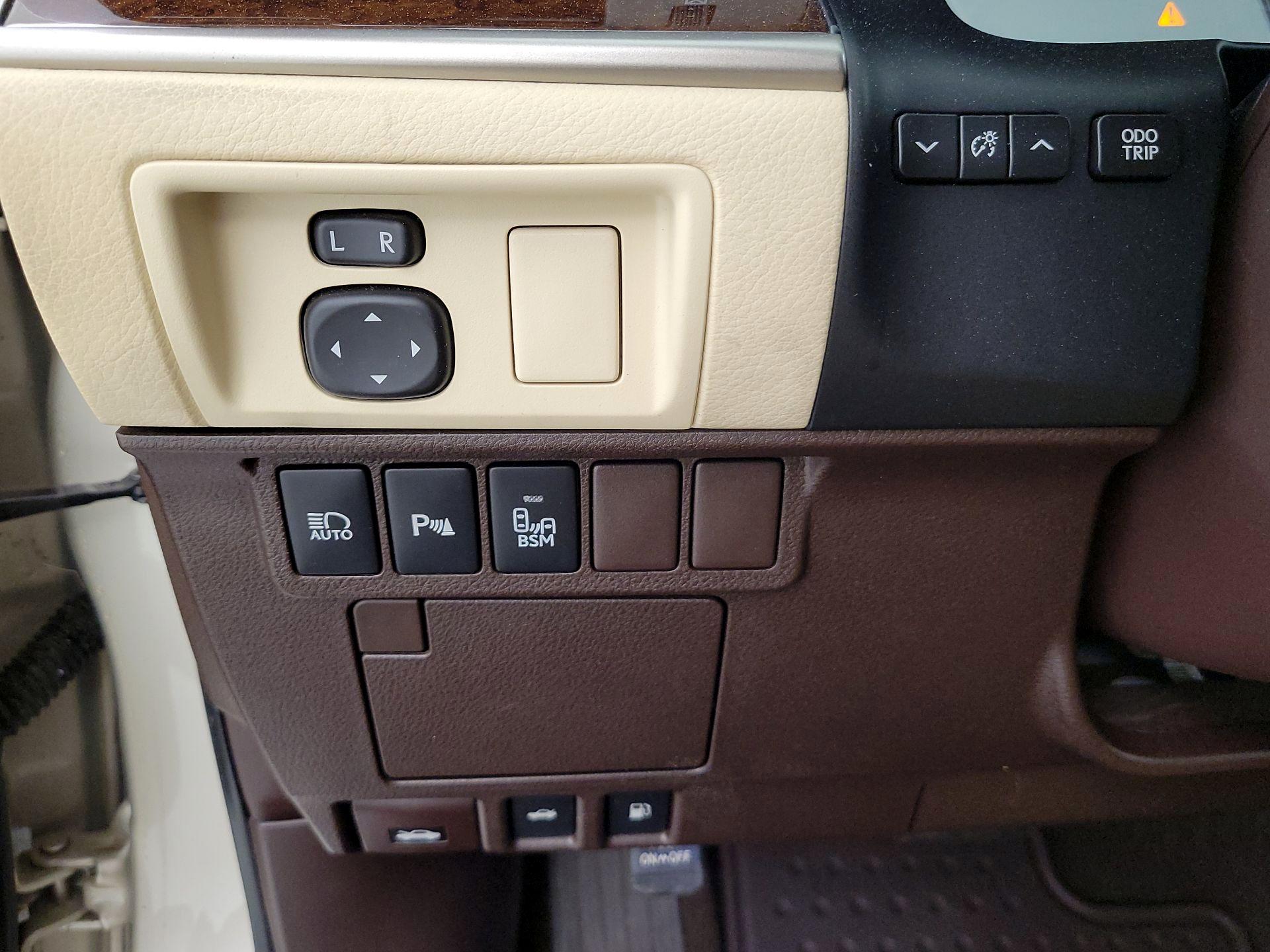 Thumbnail: 2016 Lexus ES - 13