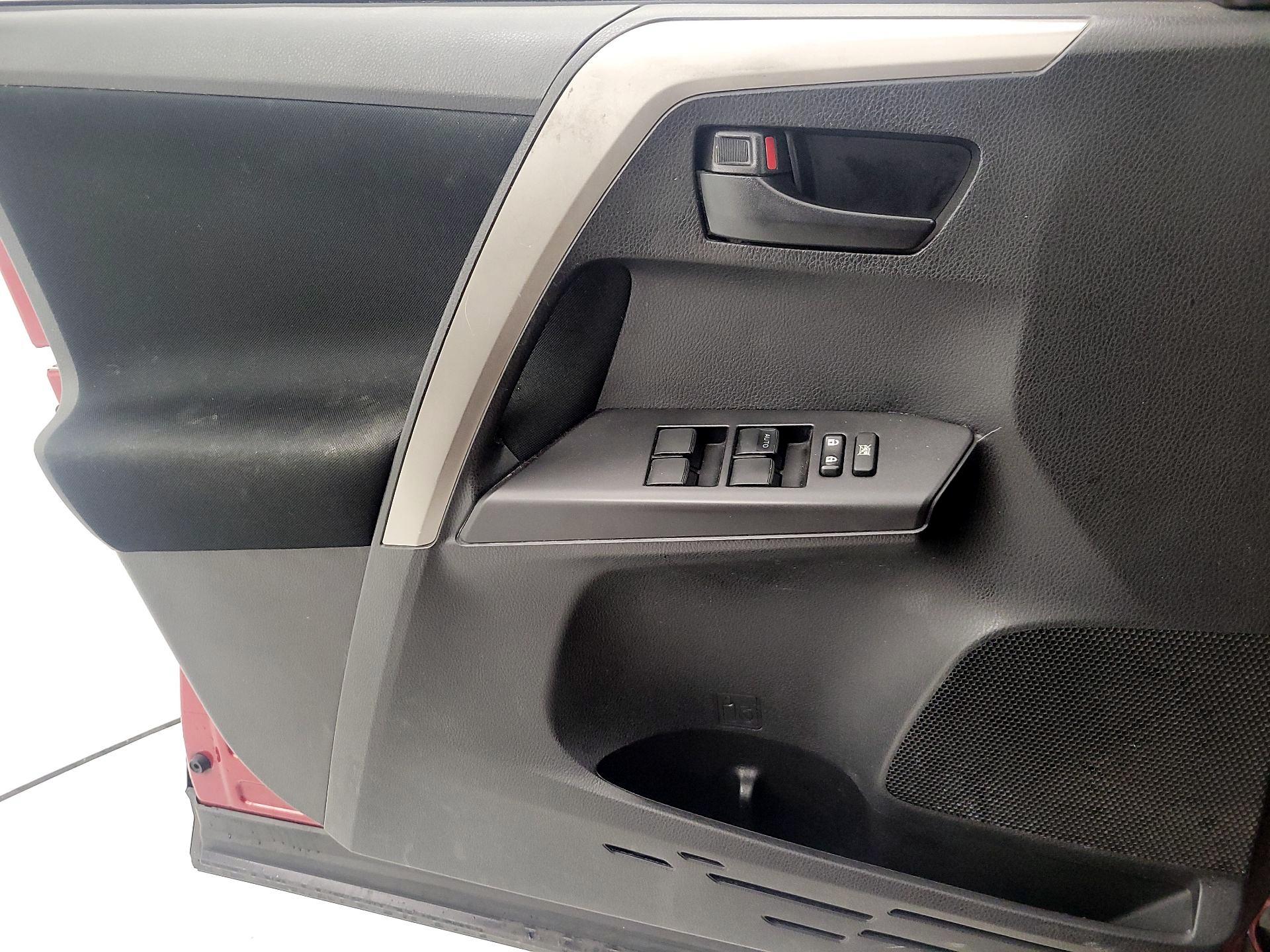 Thumbnail: 2018 Toyota RAV4 - 12