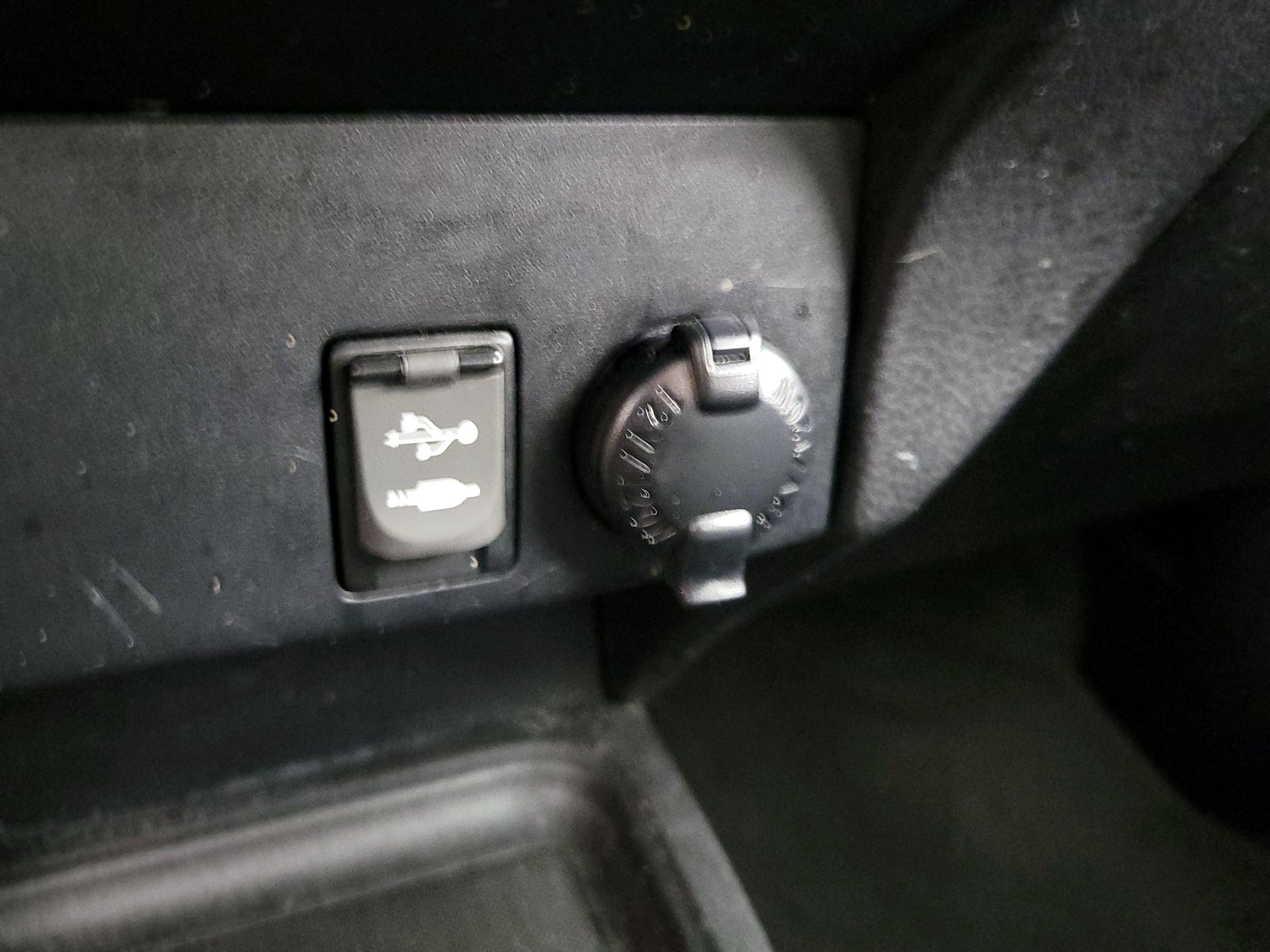 Thumbnail: 2018 Toyota RAV4 - 18