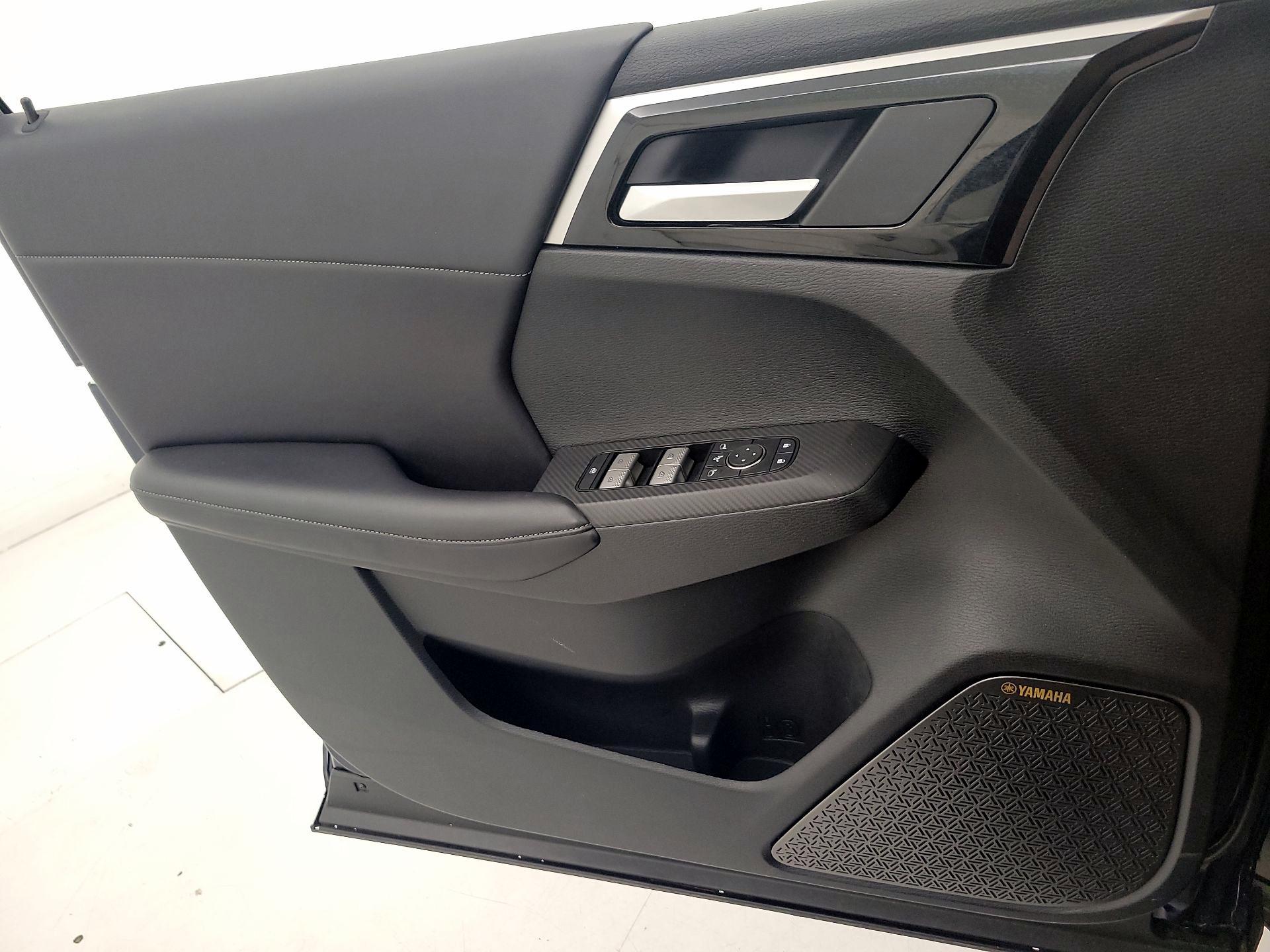 Thumbnail: 2025 Mitsubishi Outlander - 12