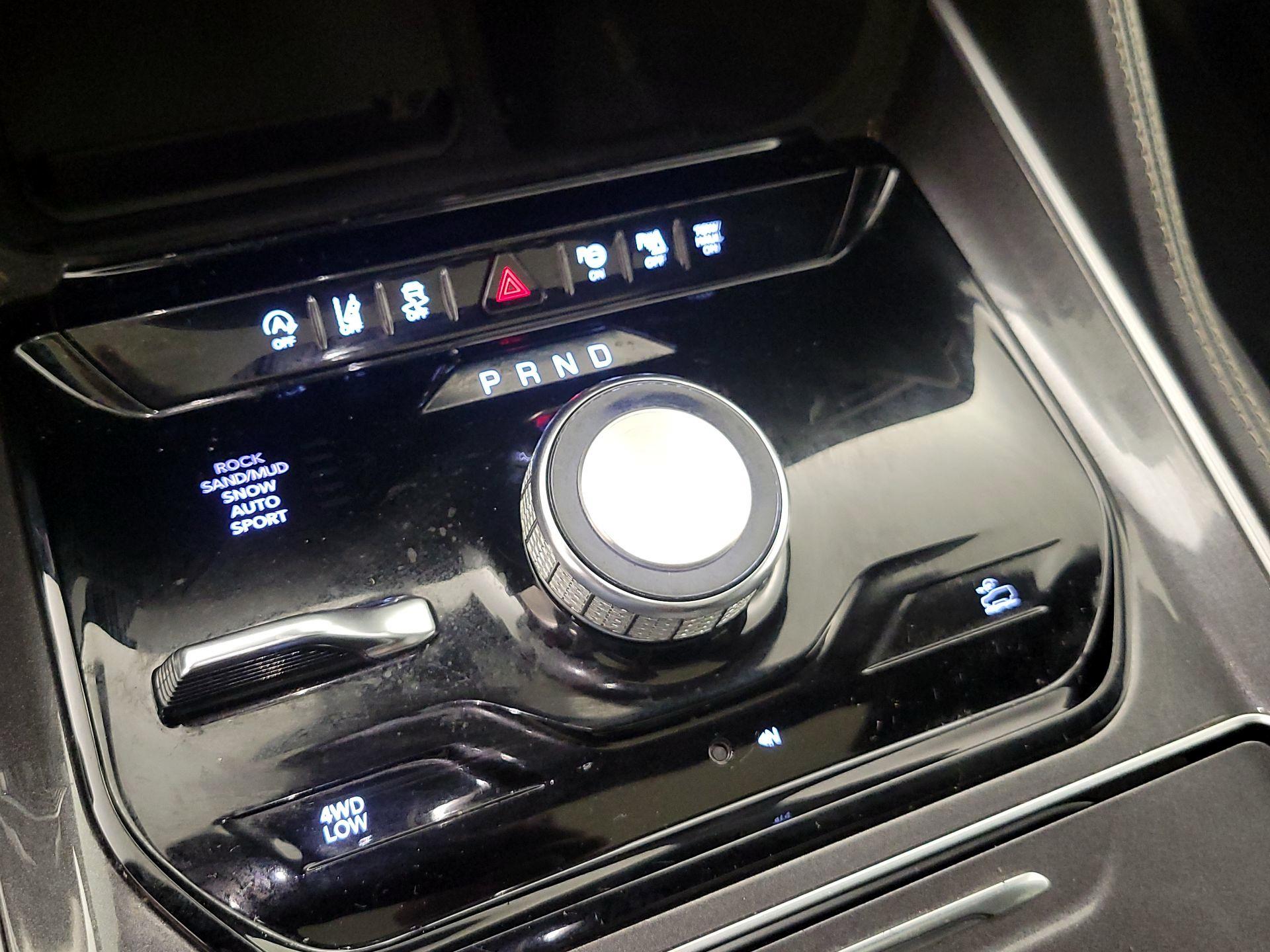 Thumbnail: 2023 Jeep Wagoneer - 18