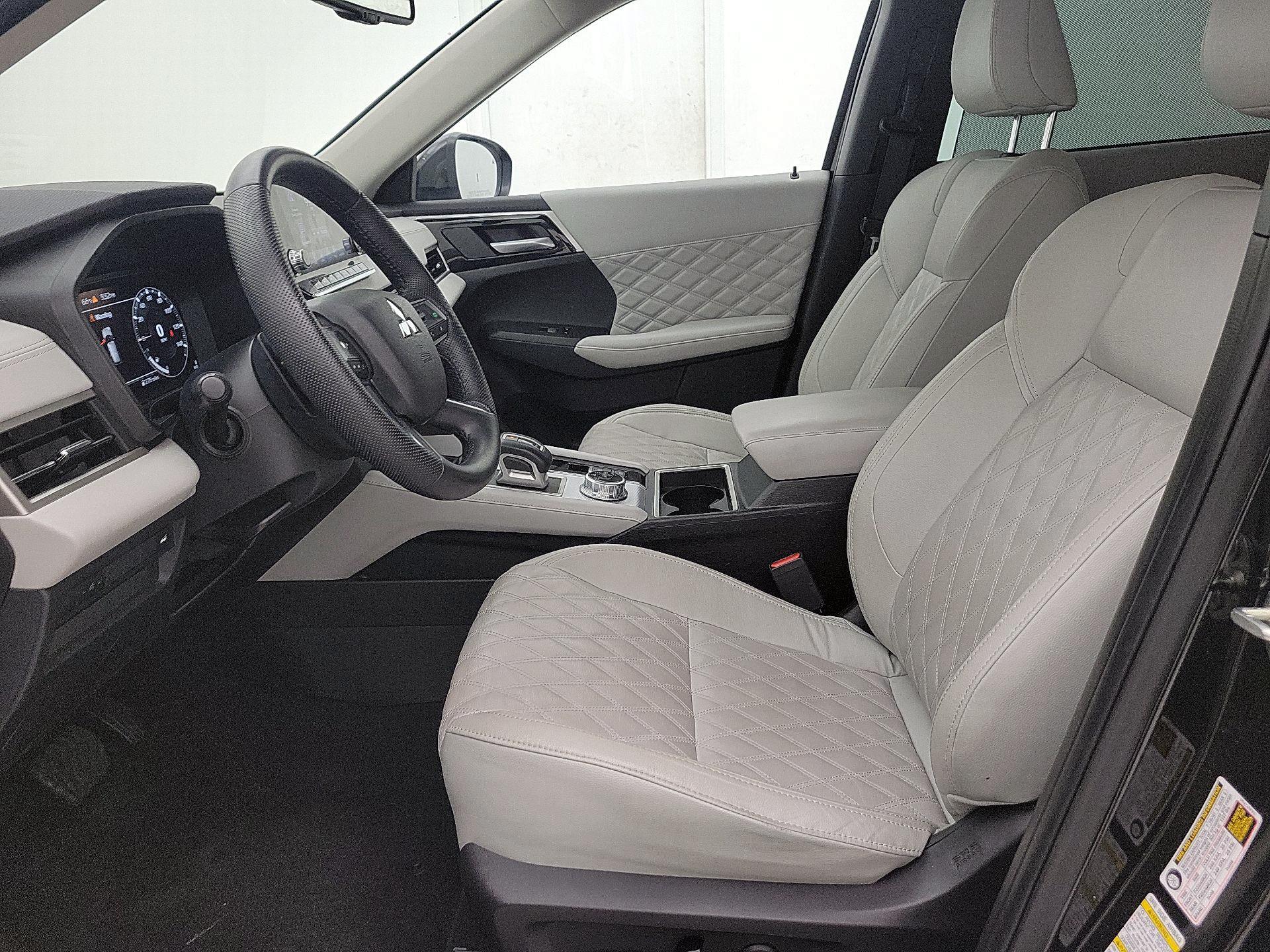 Thumbnail: 2023 Mitsubishi Outlander - 11