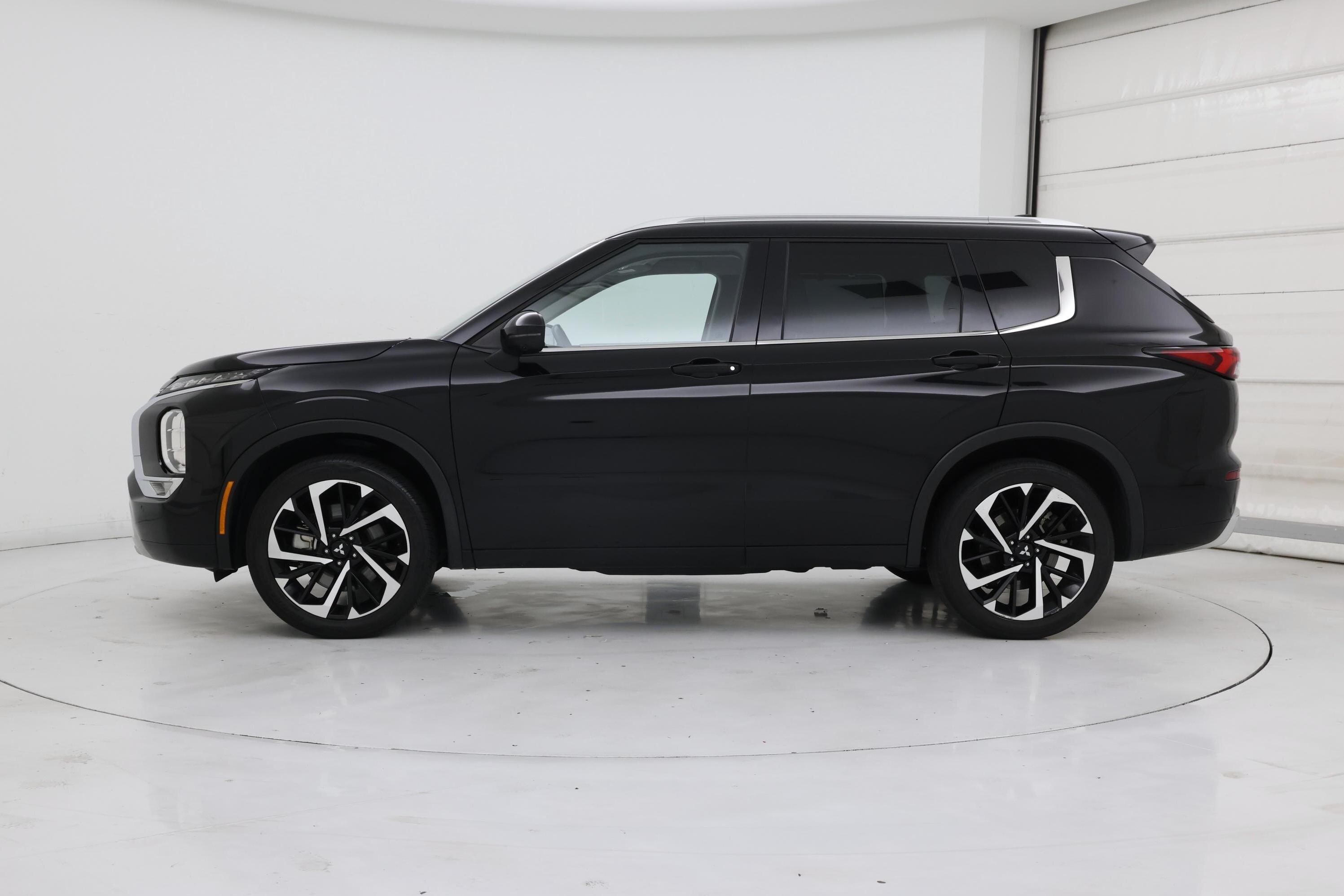 Thumbnail: 2023 Mitsubishi Outlander - 3