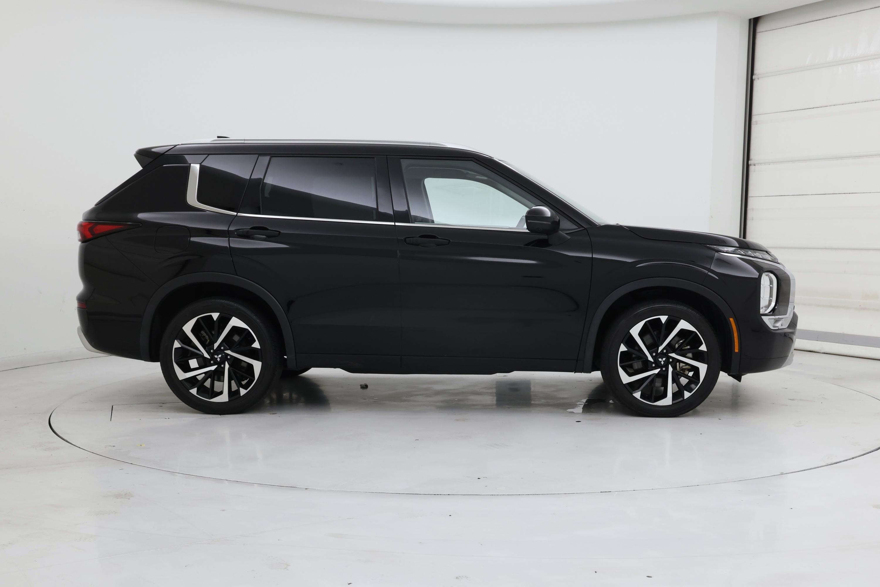 Thumbnail: 2023 Mitsubishi Outlander - 7