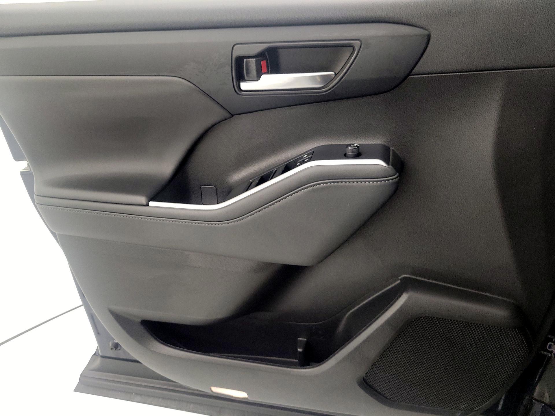 Thumbnail: 2022 Toyota Highlander - 12