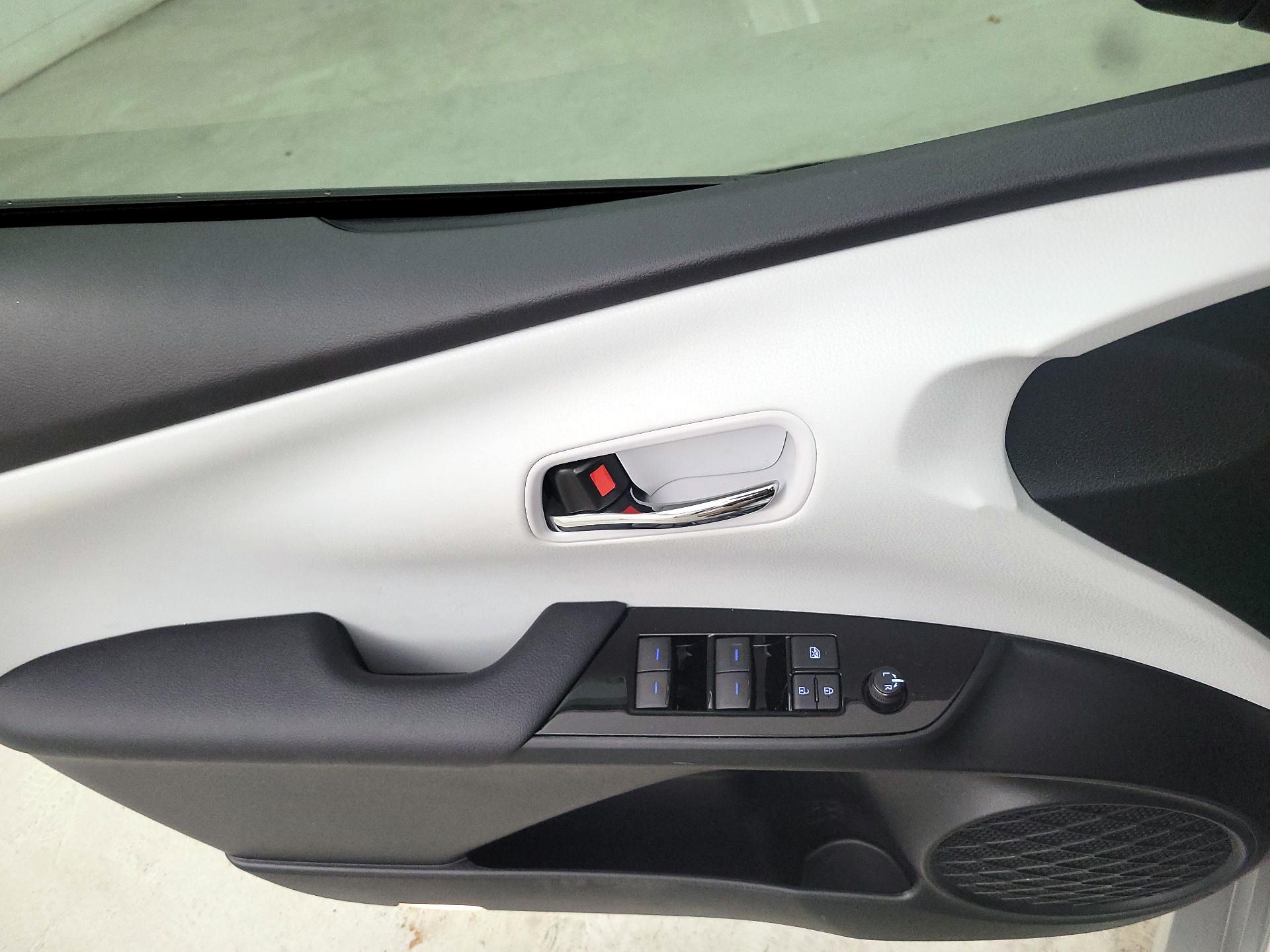 Thumbnail: 2020 Toyota Prius - 12