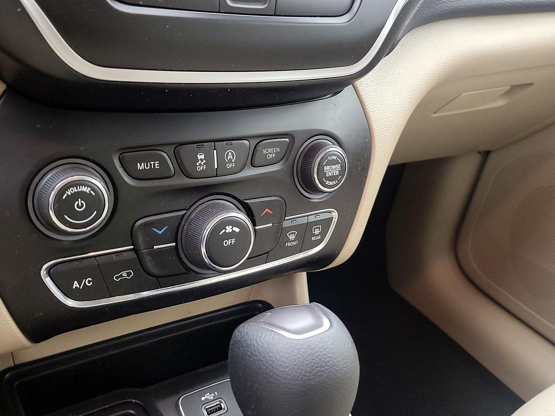 Thumbnail: 2019 Jeep Cherokee - 16