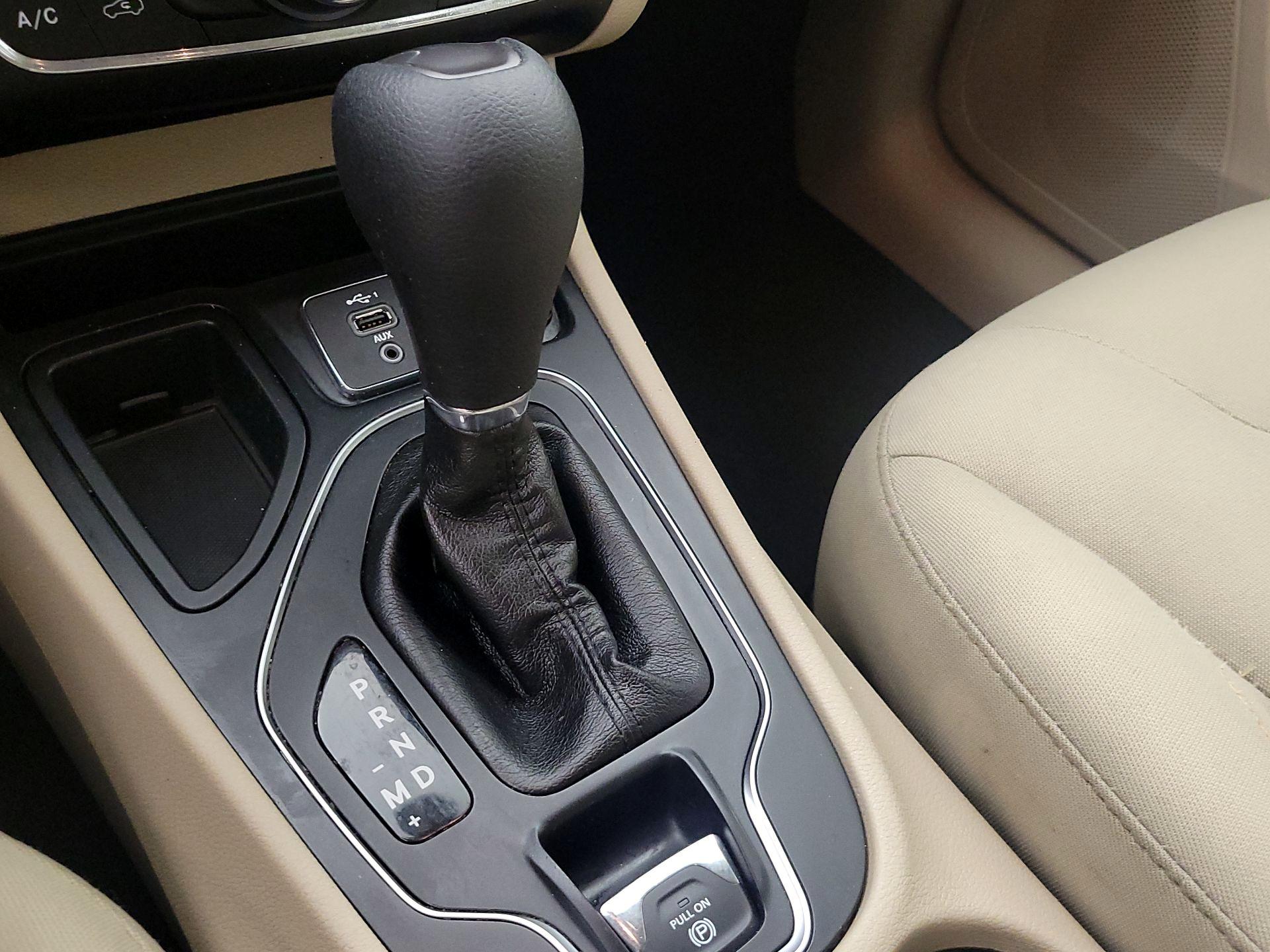 Thumbnail: 2019 Jeep Cherokee - 17