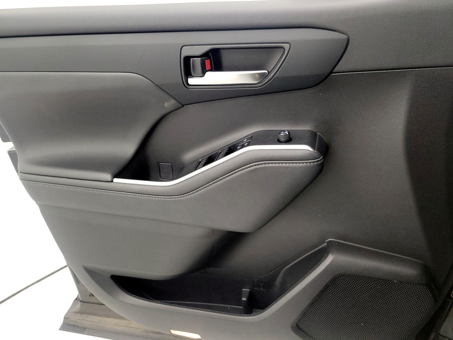 Thumbnail: 2022 Toyota Highlander - 12