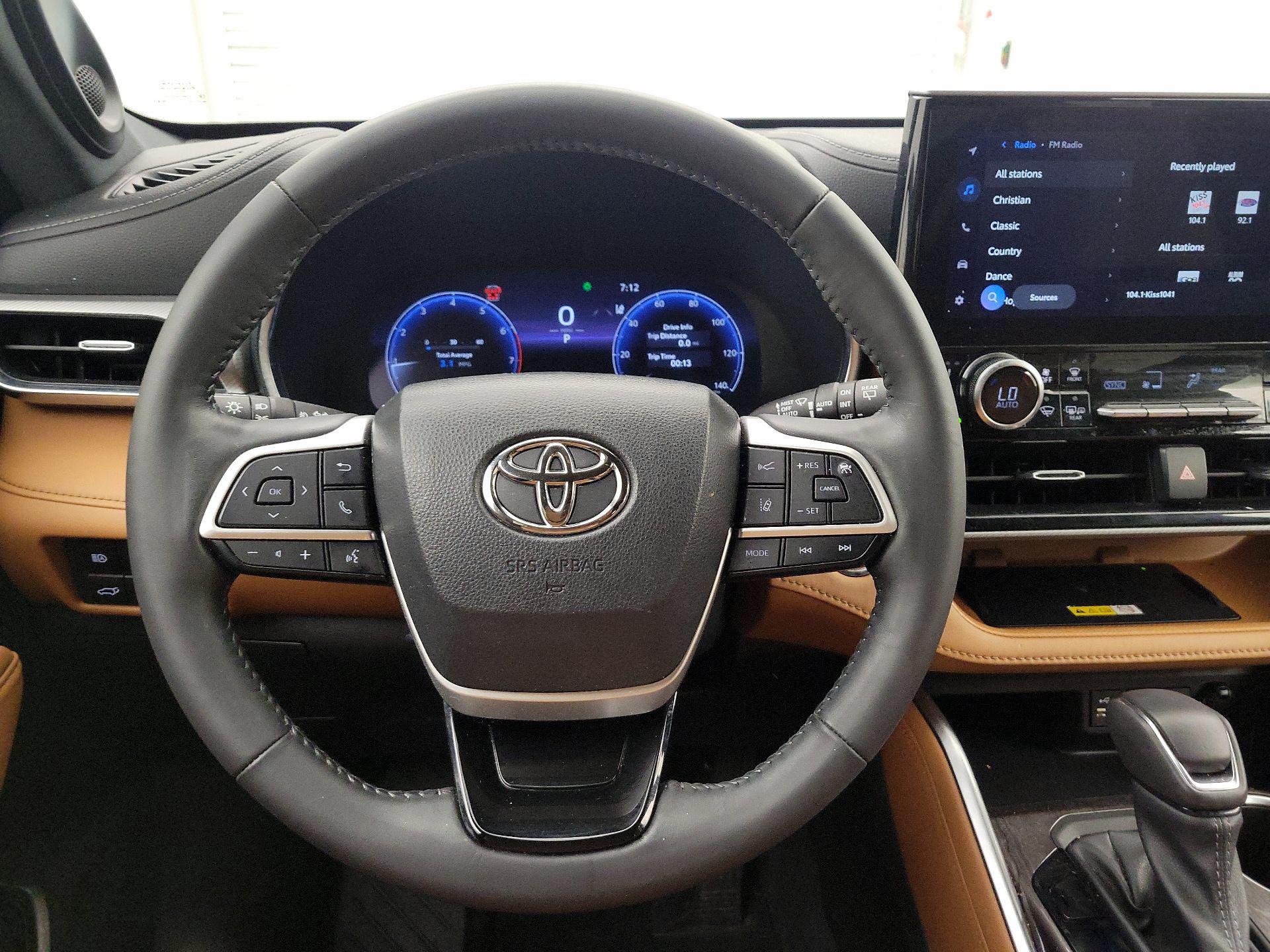 Thumbnail: 2023 Toyota Highlander - 10