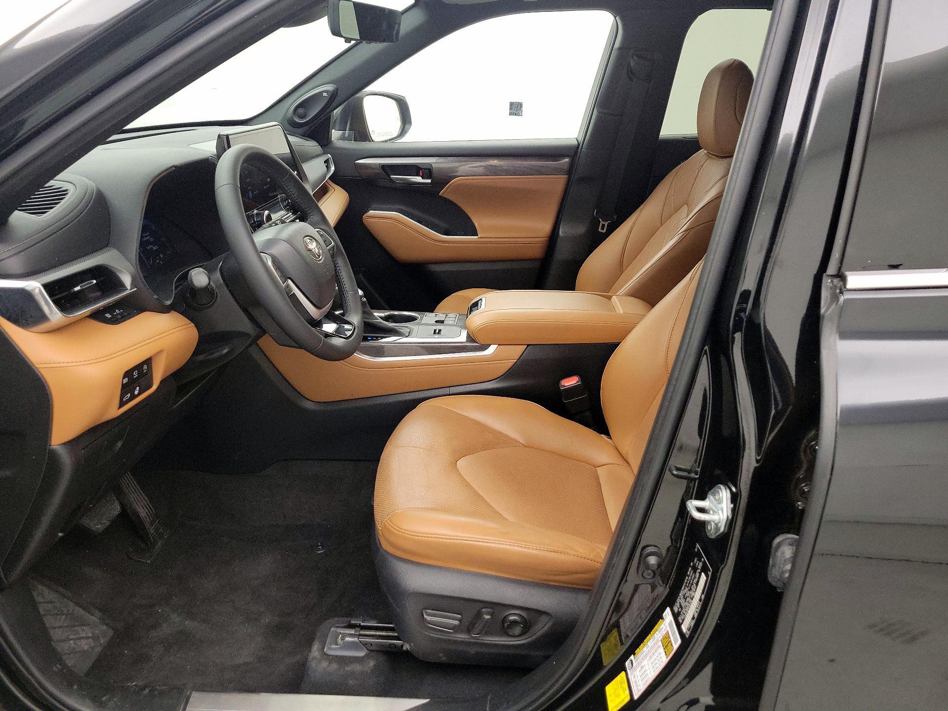 Thumbnail: 2023 Toyota Highlander - 11