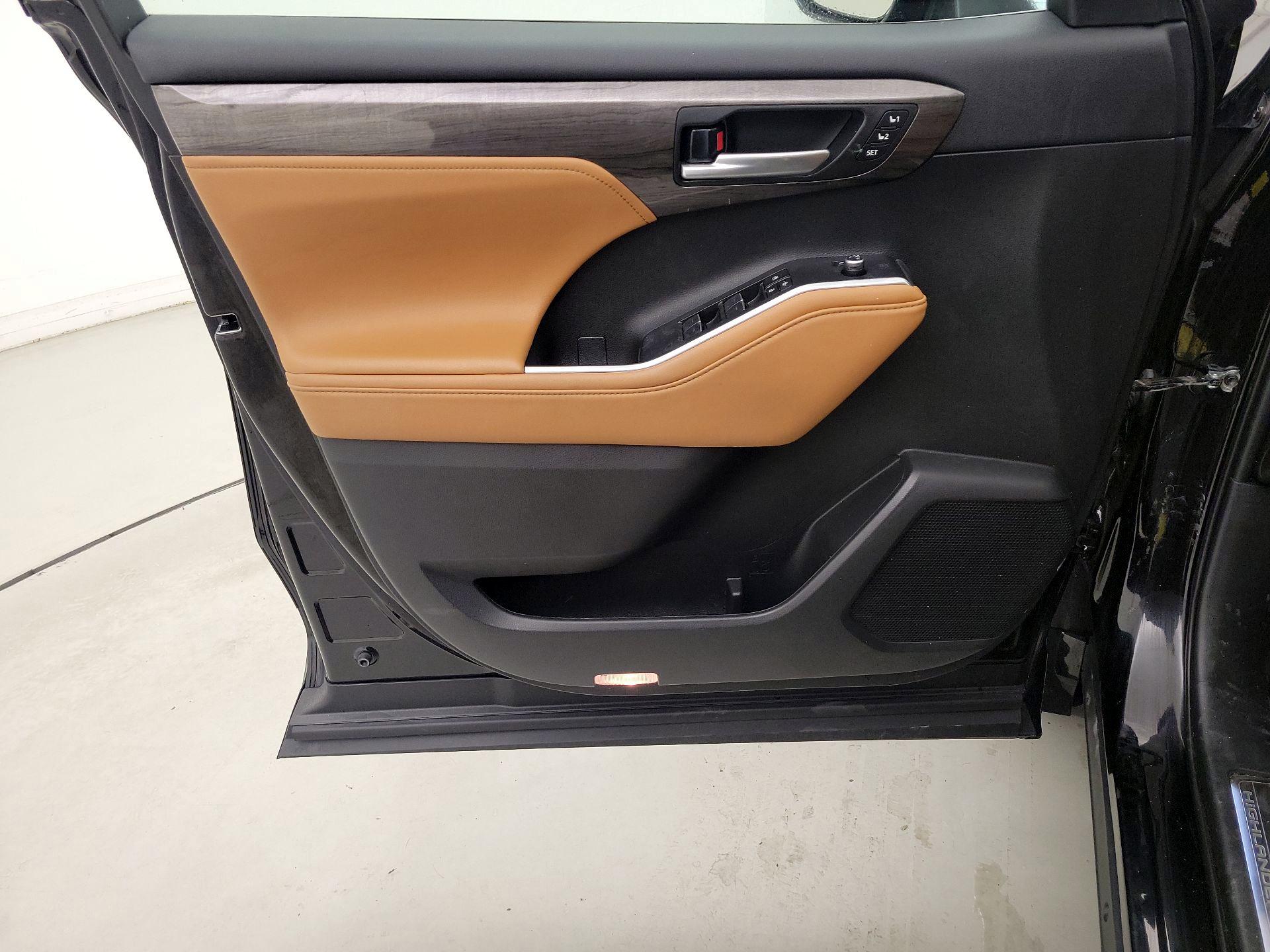 Thumbnail: 2023 Toyota Highlander - 12