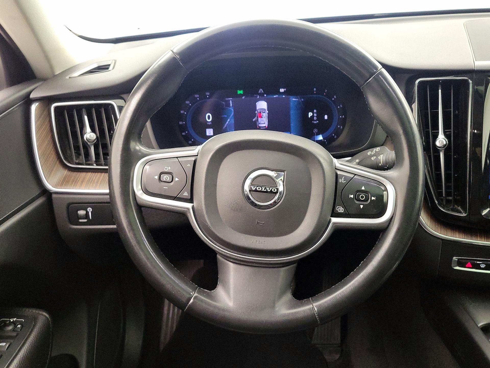 Thumbnail: 2022 Volvo XC60 - 10