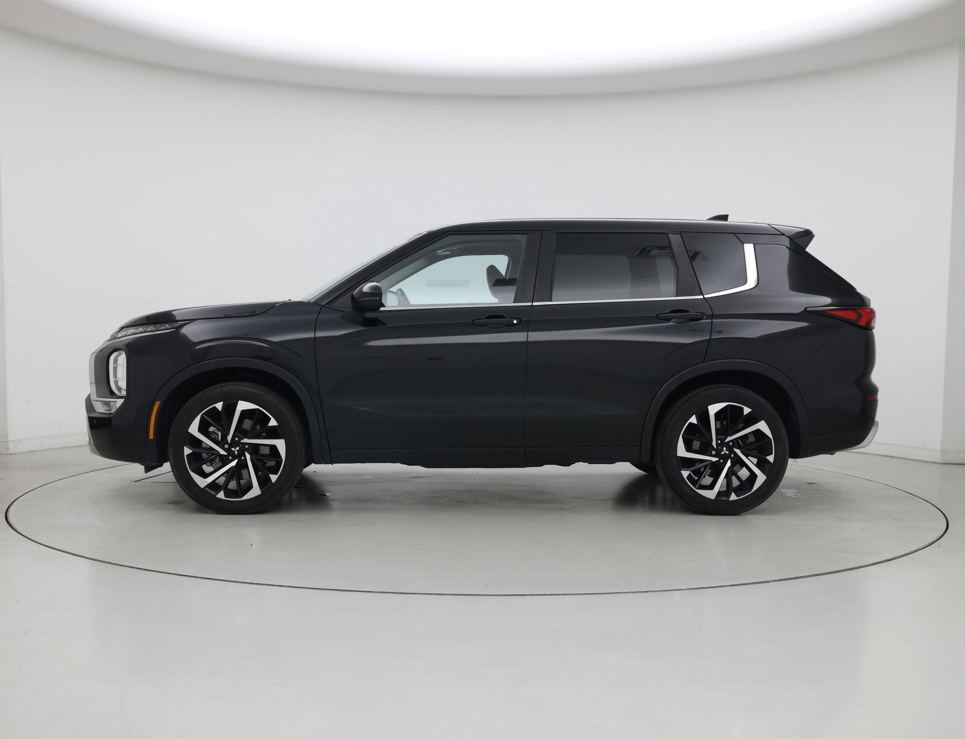 Thumbnail: 2024 Mitsubishi Outlander - 3
