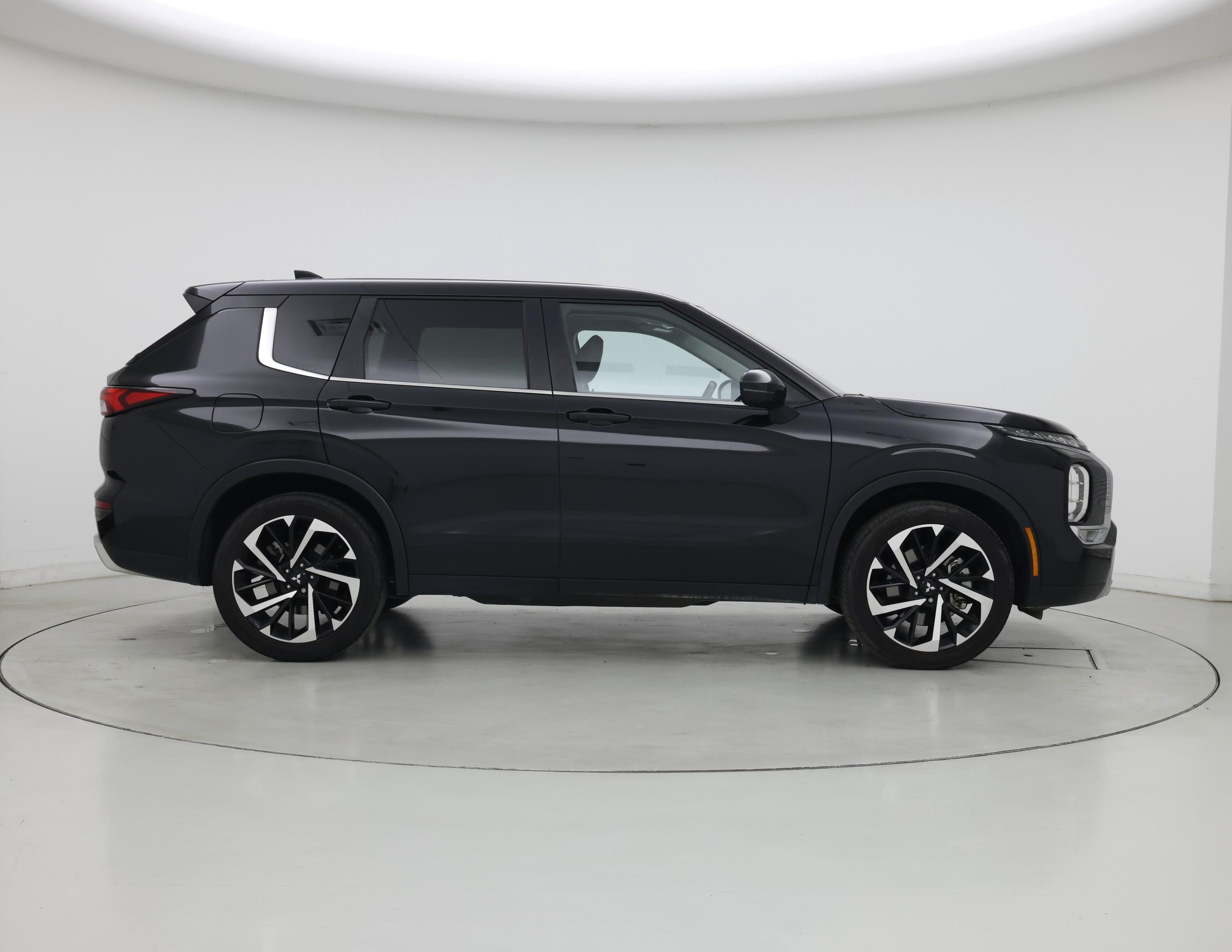 Thumbnail: 2024 Mitsubishi Outlander - 7