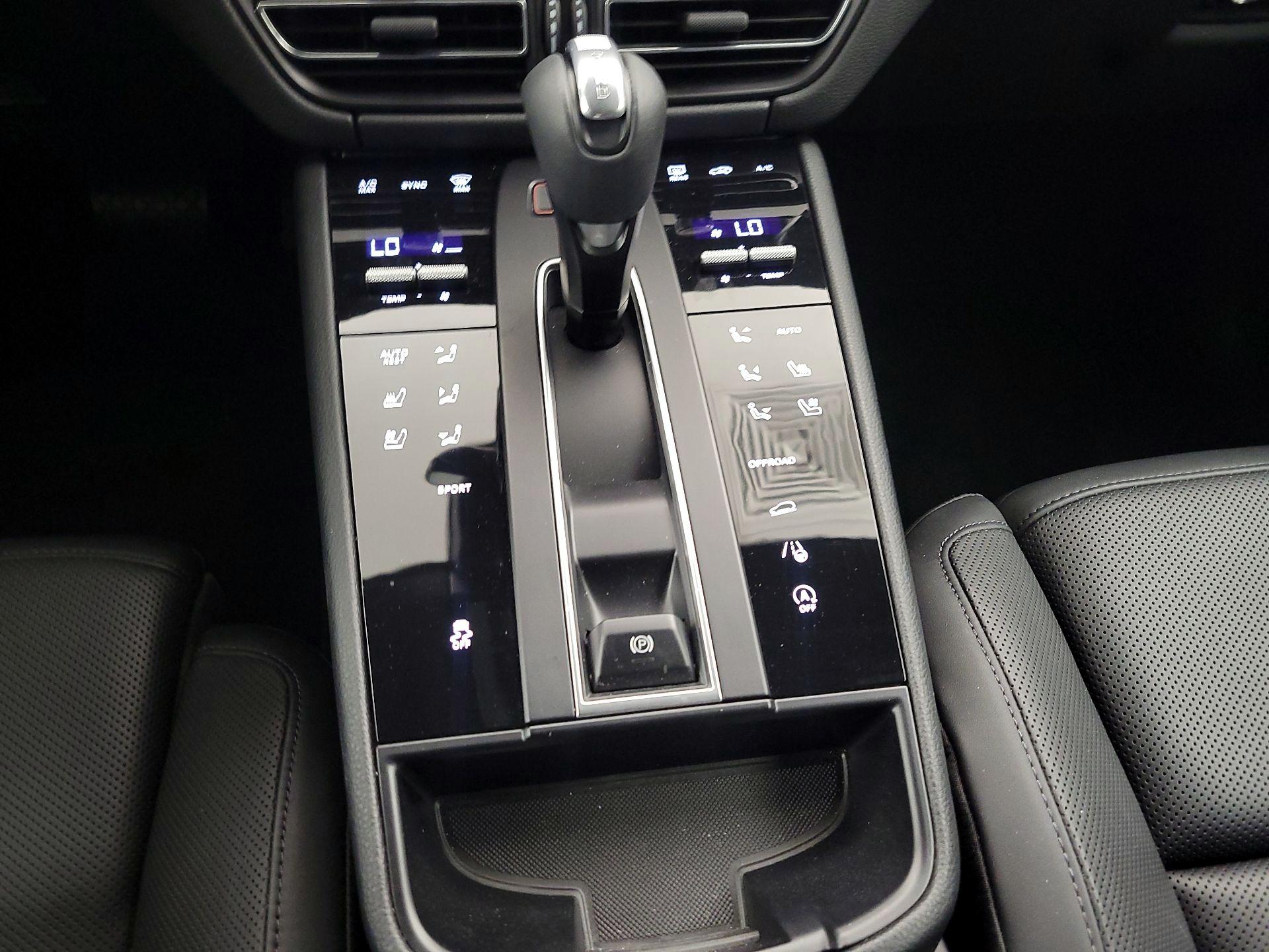 Thumbnail: 2022 Porsche Macan - 18