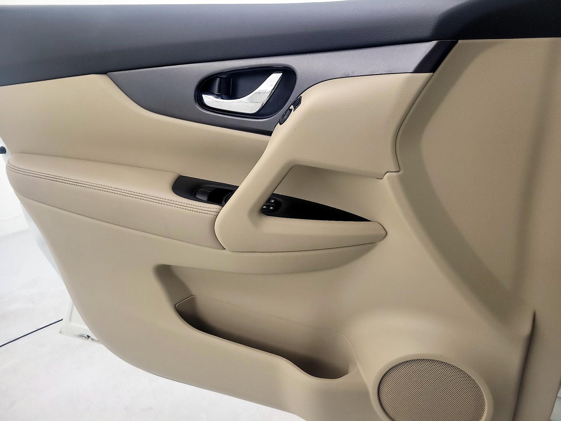 Thumbnail: 2016 Nissan Rogue - 12