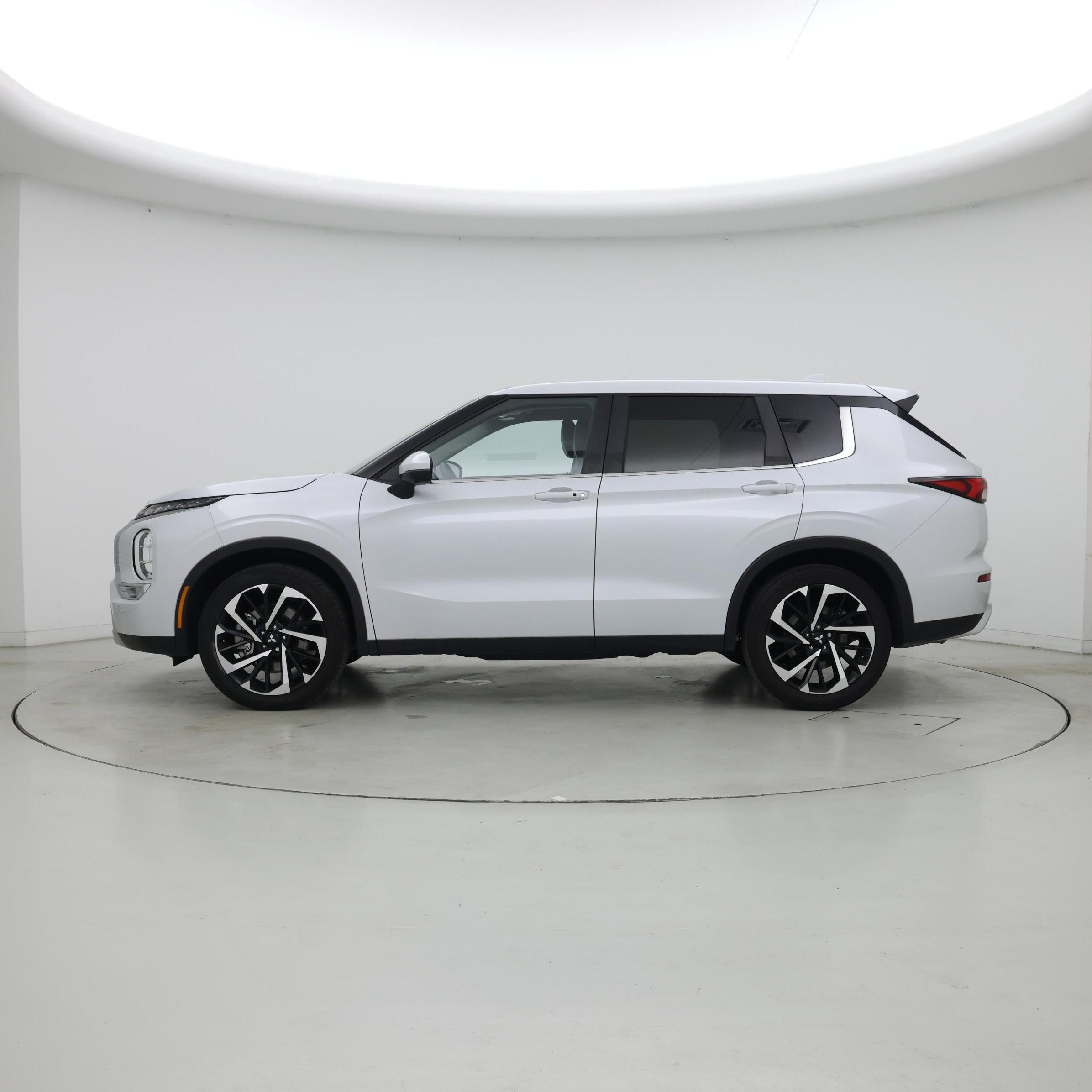 Thumbnail: 2024 Mitsubishi Outlander - 3