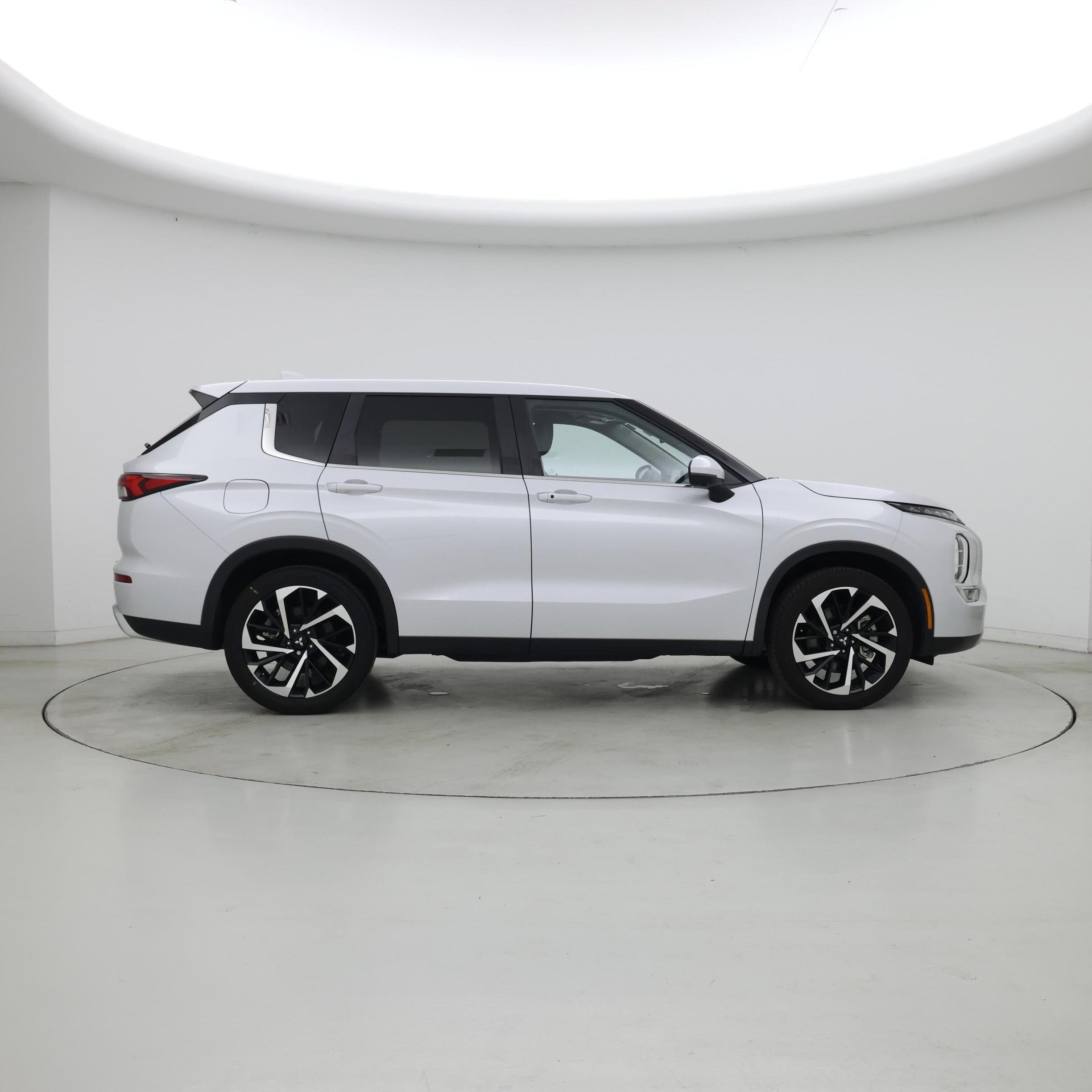 Thumbnail: 2024 Mitsubishi Outlander - 7
