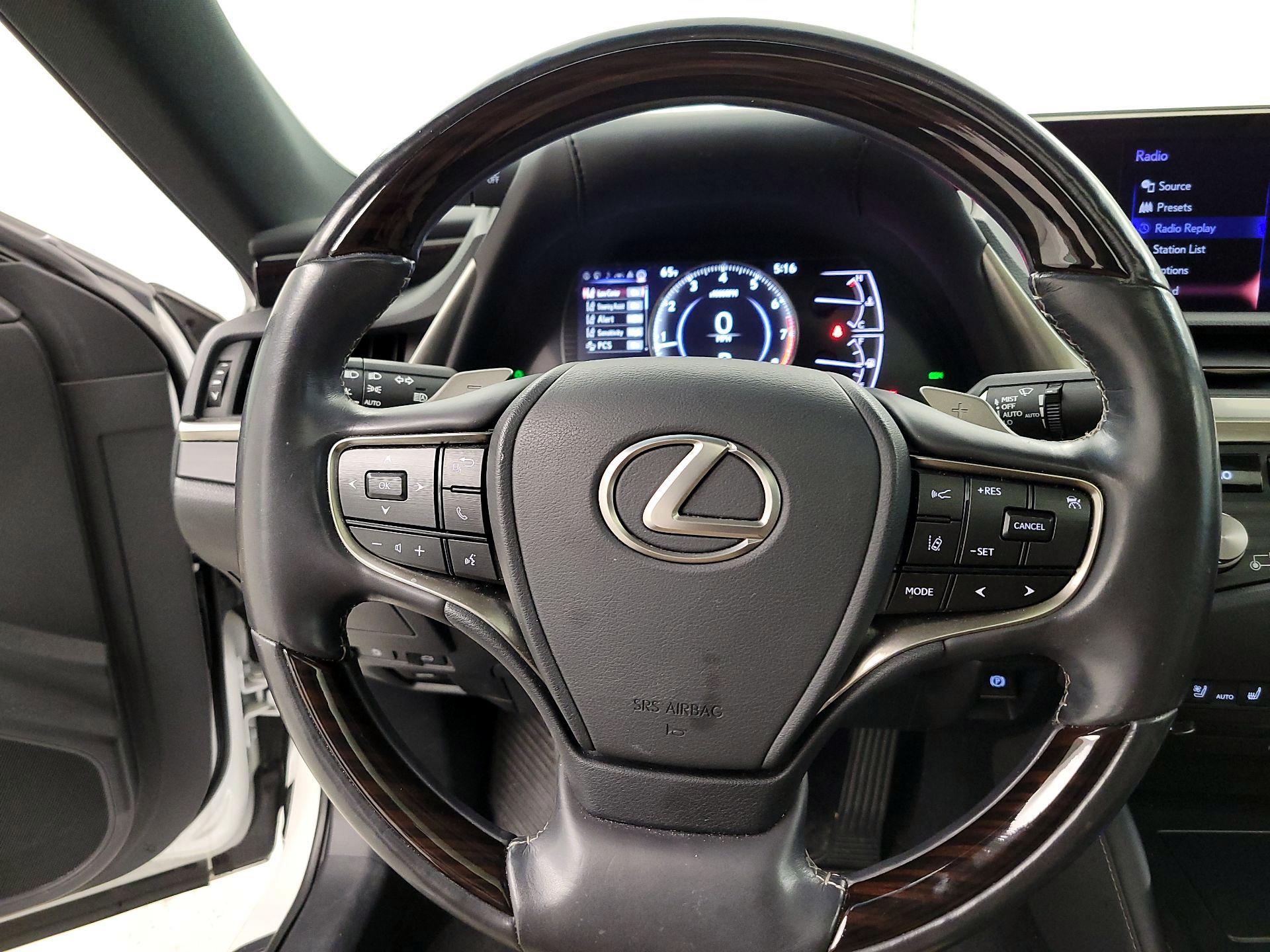 Thumbnail: 2021 Lexus ES - 10