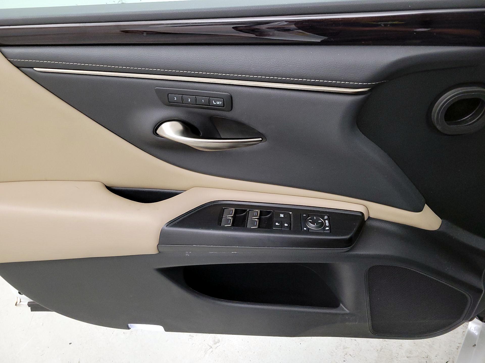 Thumbnail: 2021 Lexus ES - 12