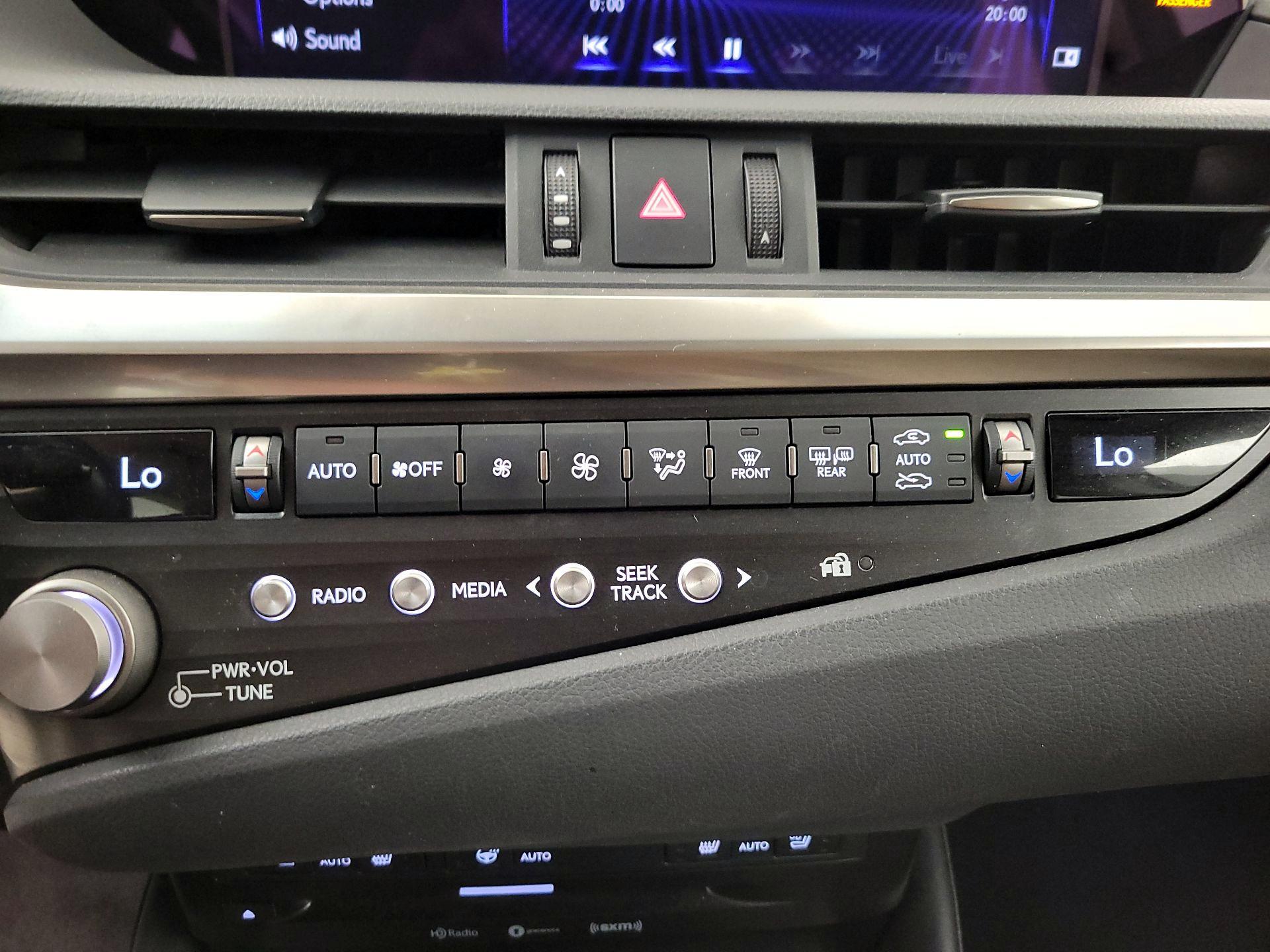Thumbnail: 2021 Lexus ES - 17