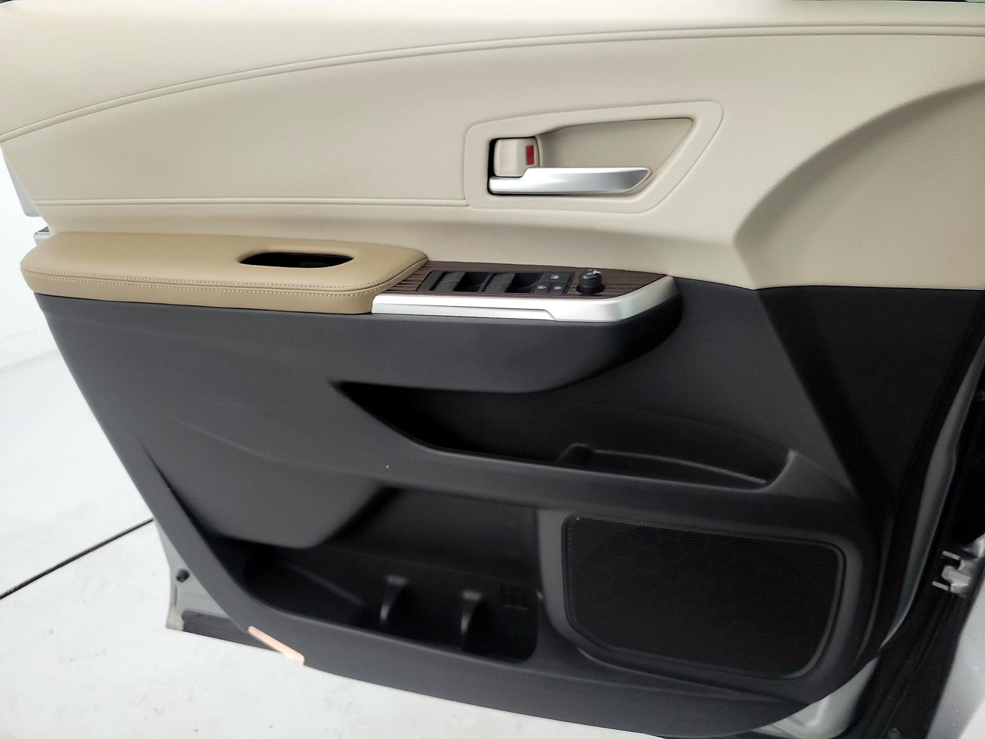Thumbnail: 2021 Toyota Sienna - 12