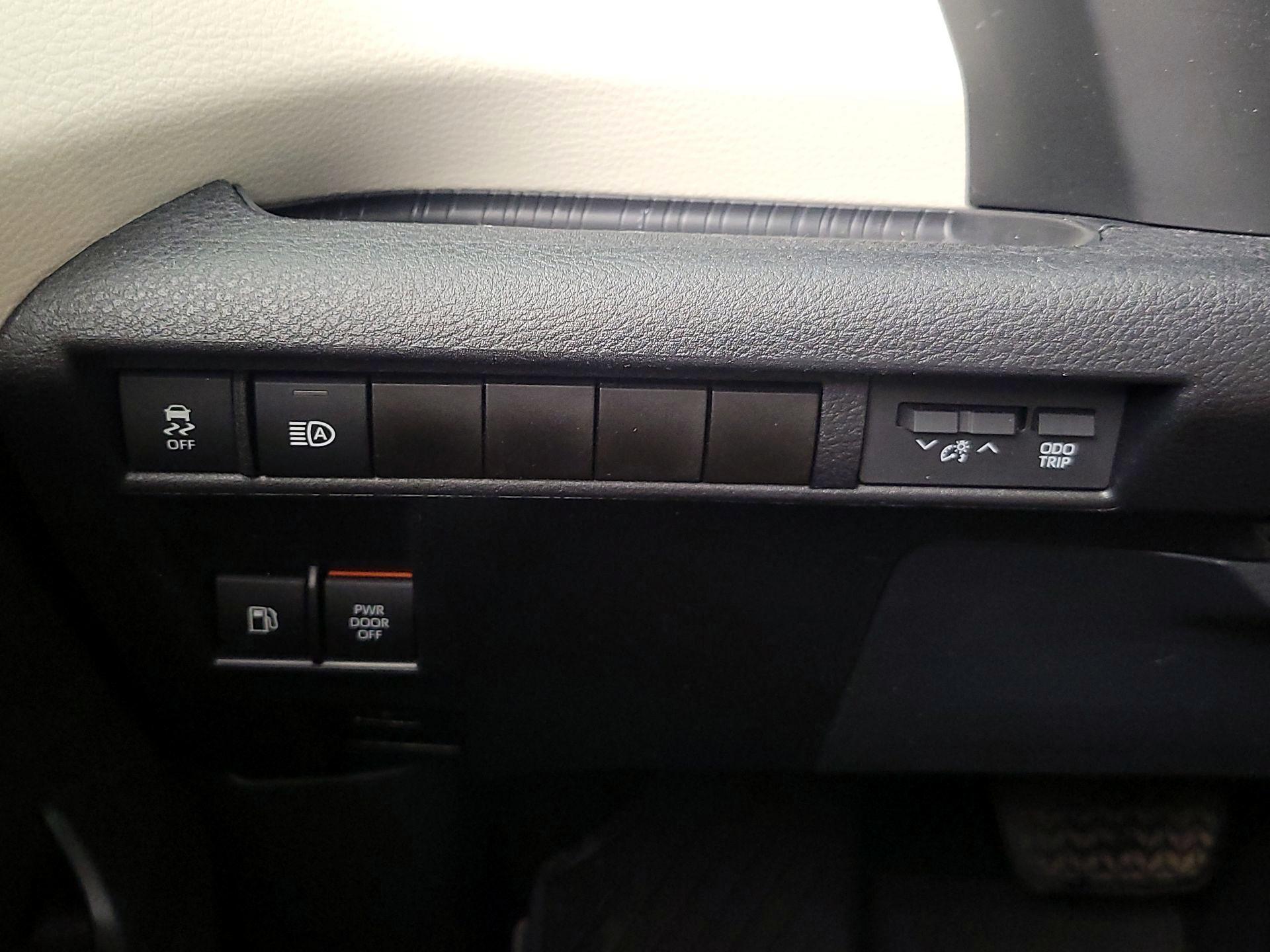 Thumbnail: 2021 Toyota Sienna - 13
