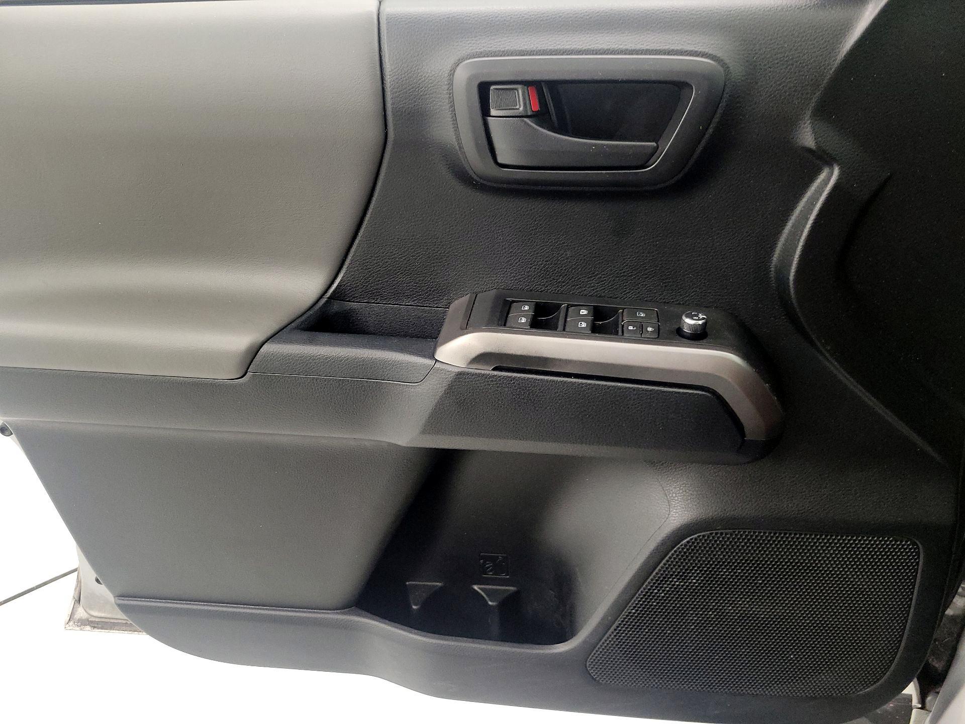 Thumbnail: 2016 Toyota Tacoma - 12