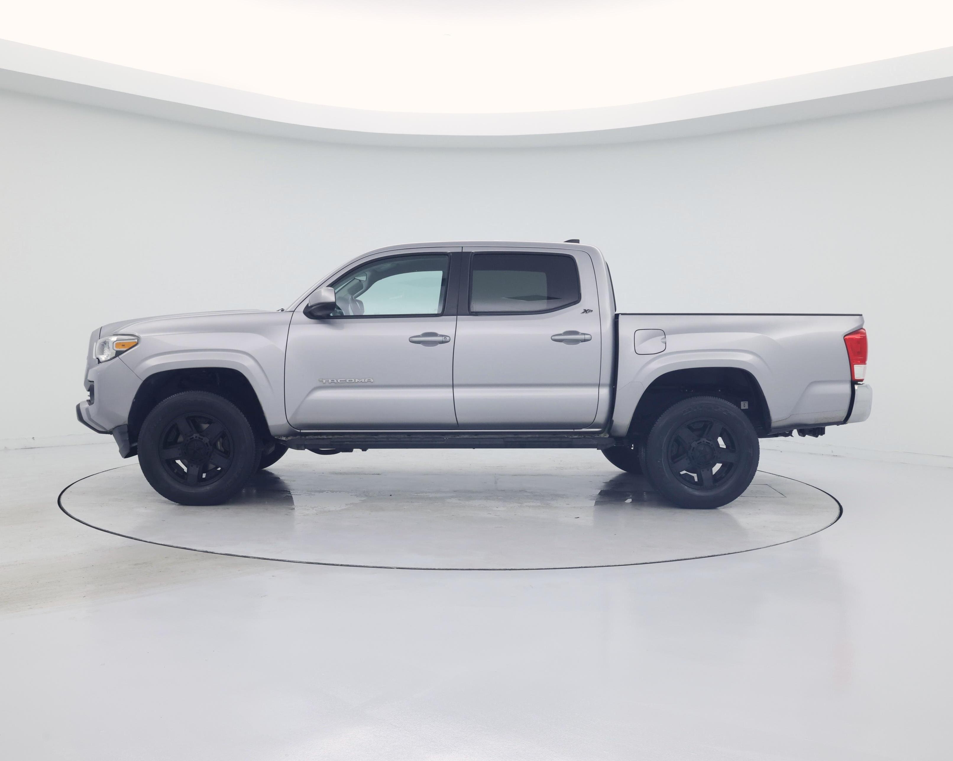 Thumbnail: 2016 Toyota Tacoma - 3