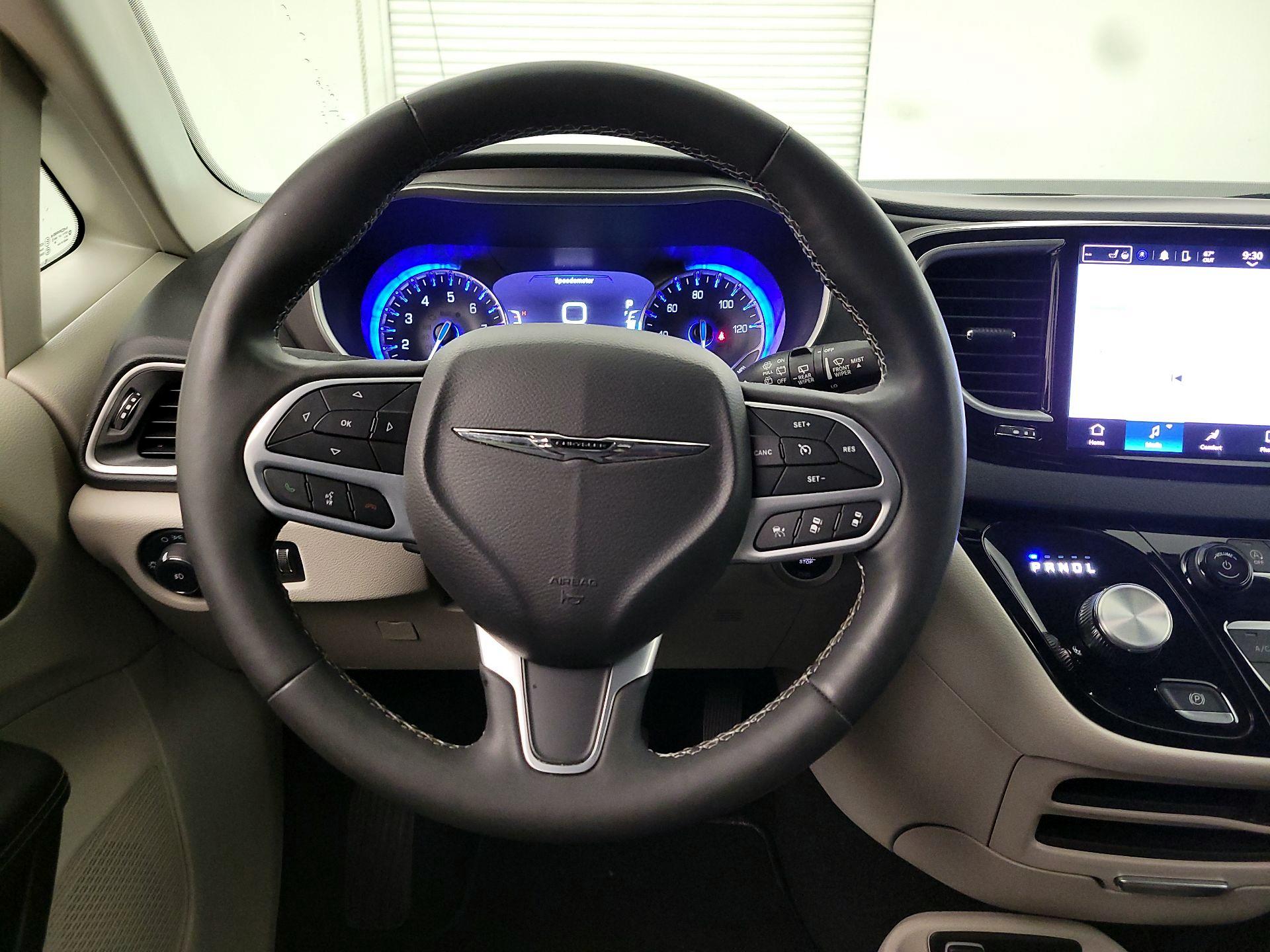 Thumbnail: 2023 Chrysler Pacifica - 10
