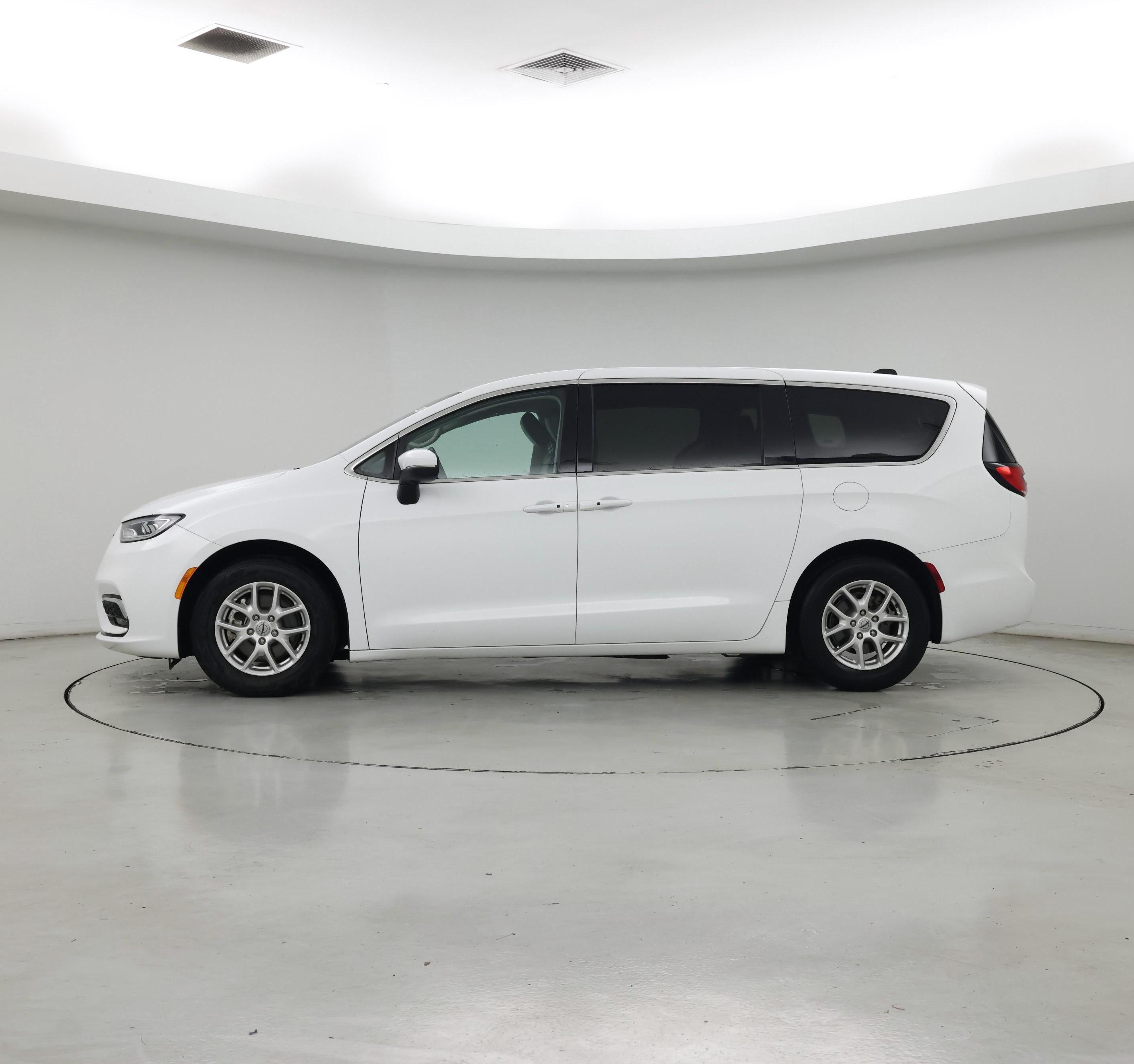 Thumbnail: 2023 Chrysler Pacifica - 3