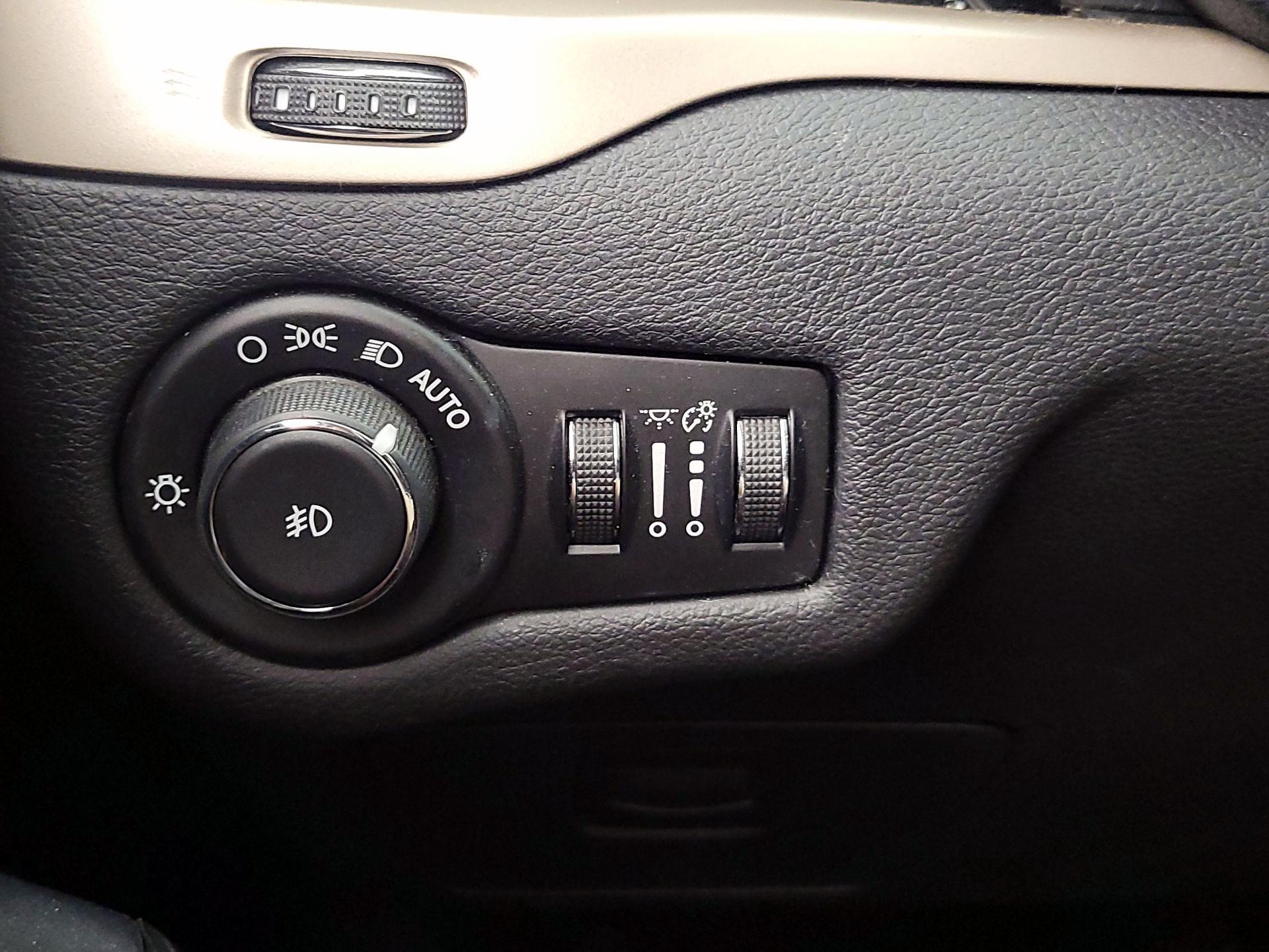 Thumbnail: 2016 Jeep Cherokee - 13