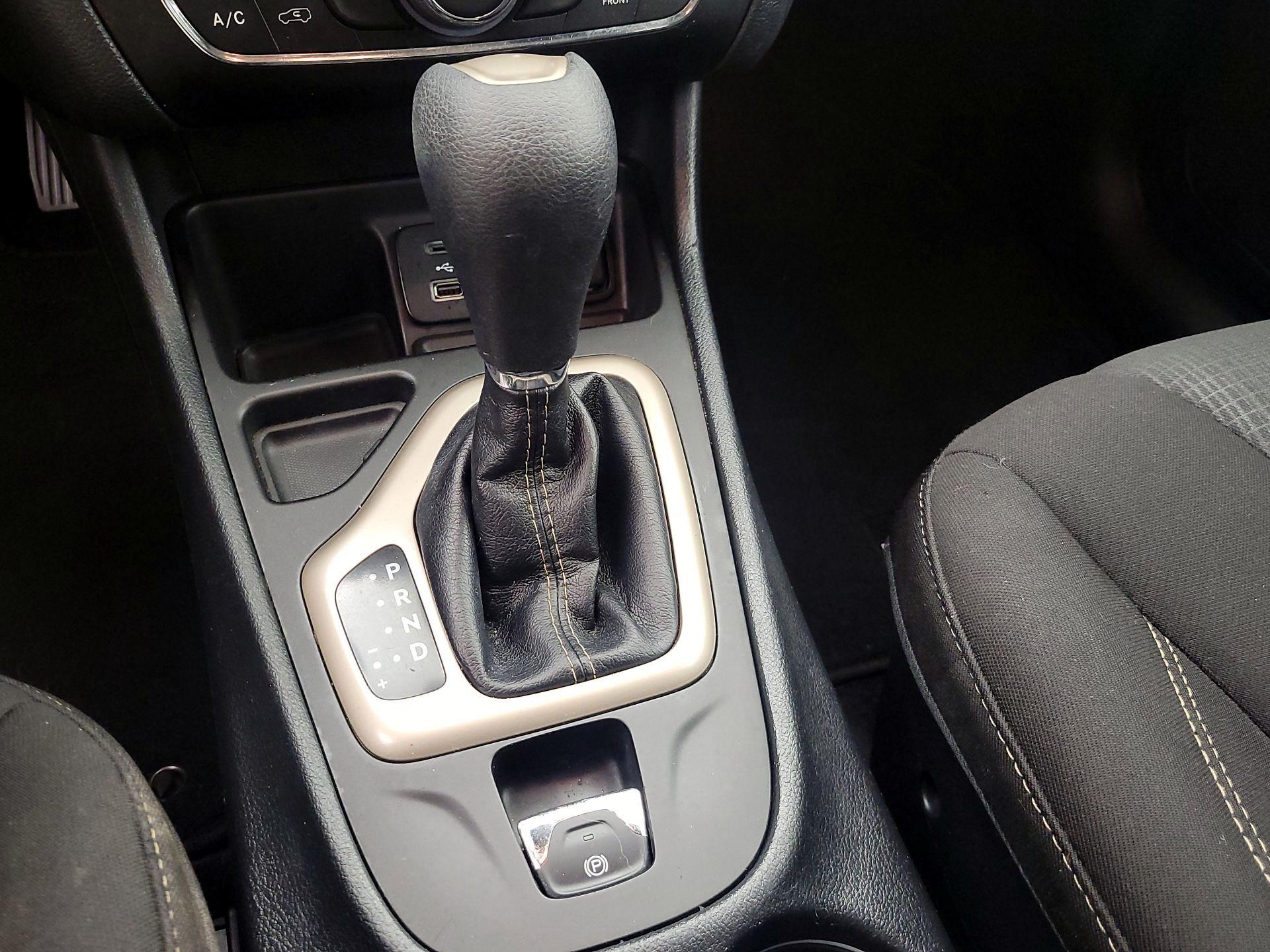 Thumbnail: 2016 Jeep Cherokee - 17