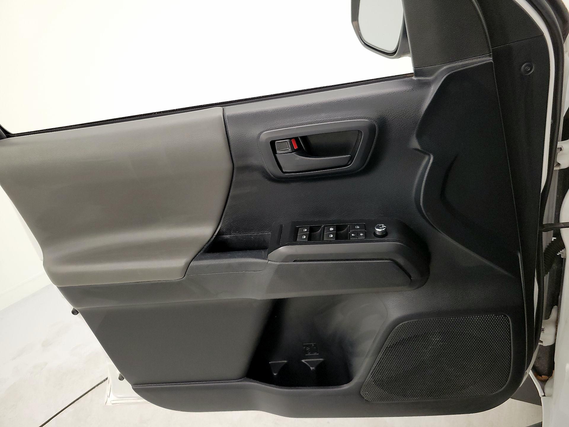 Thumbnail: 2016 Toyota Tacoma - 12