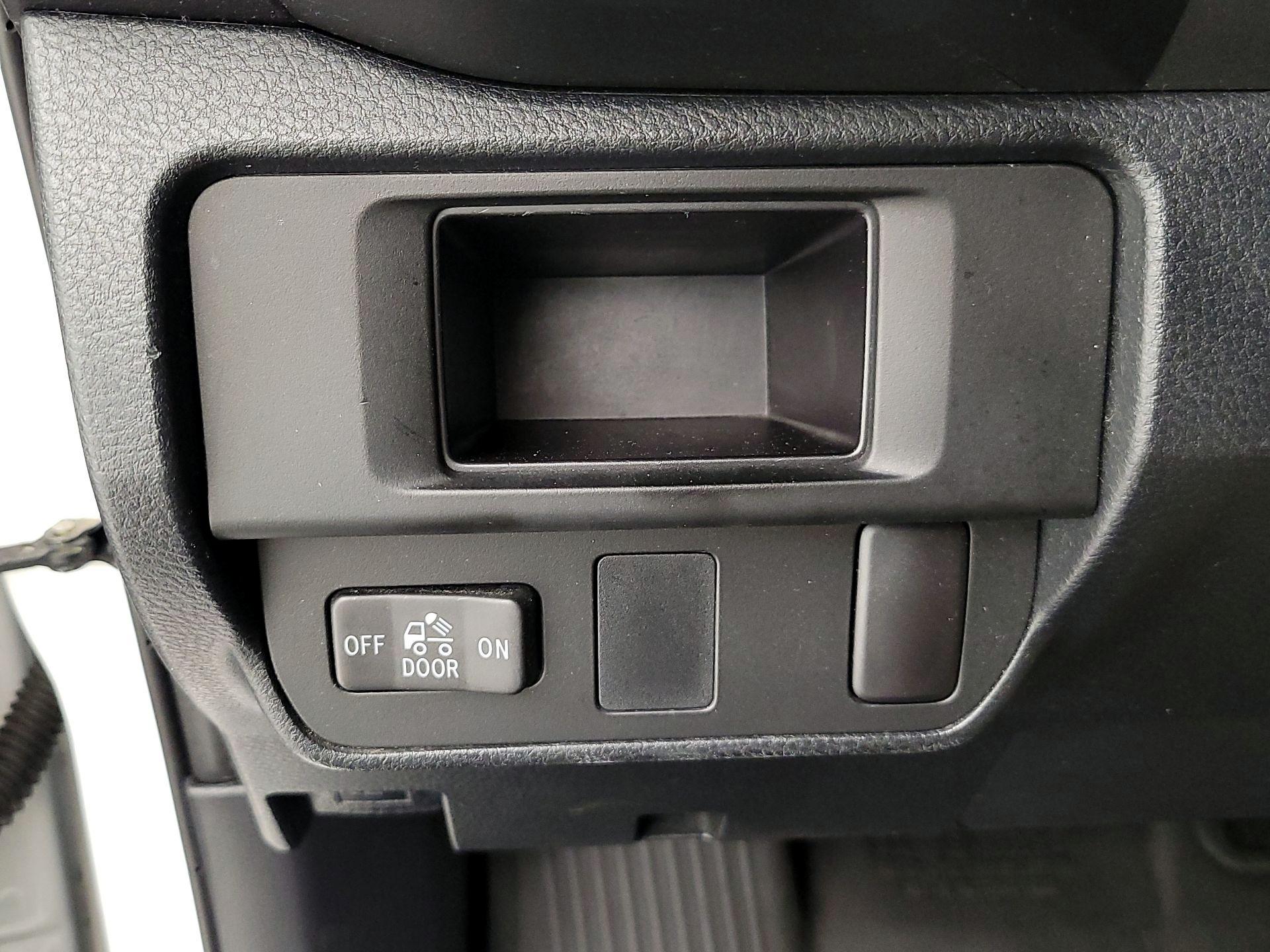 Thumbnail: 2016 Toyota Tacoma - 13