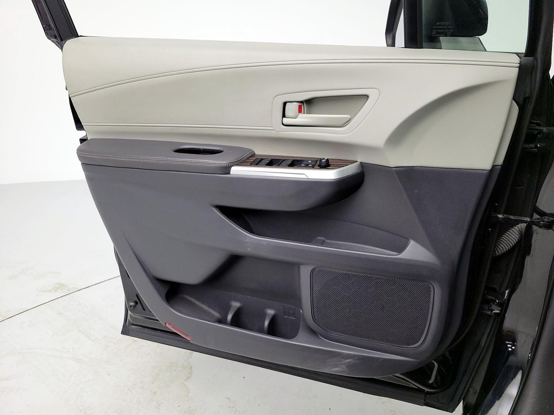 Thumbnail: 2021 Toyota Sienna - 12