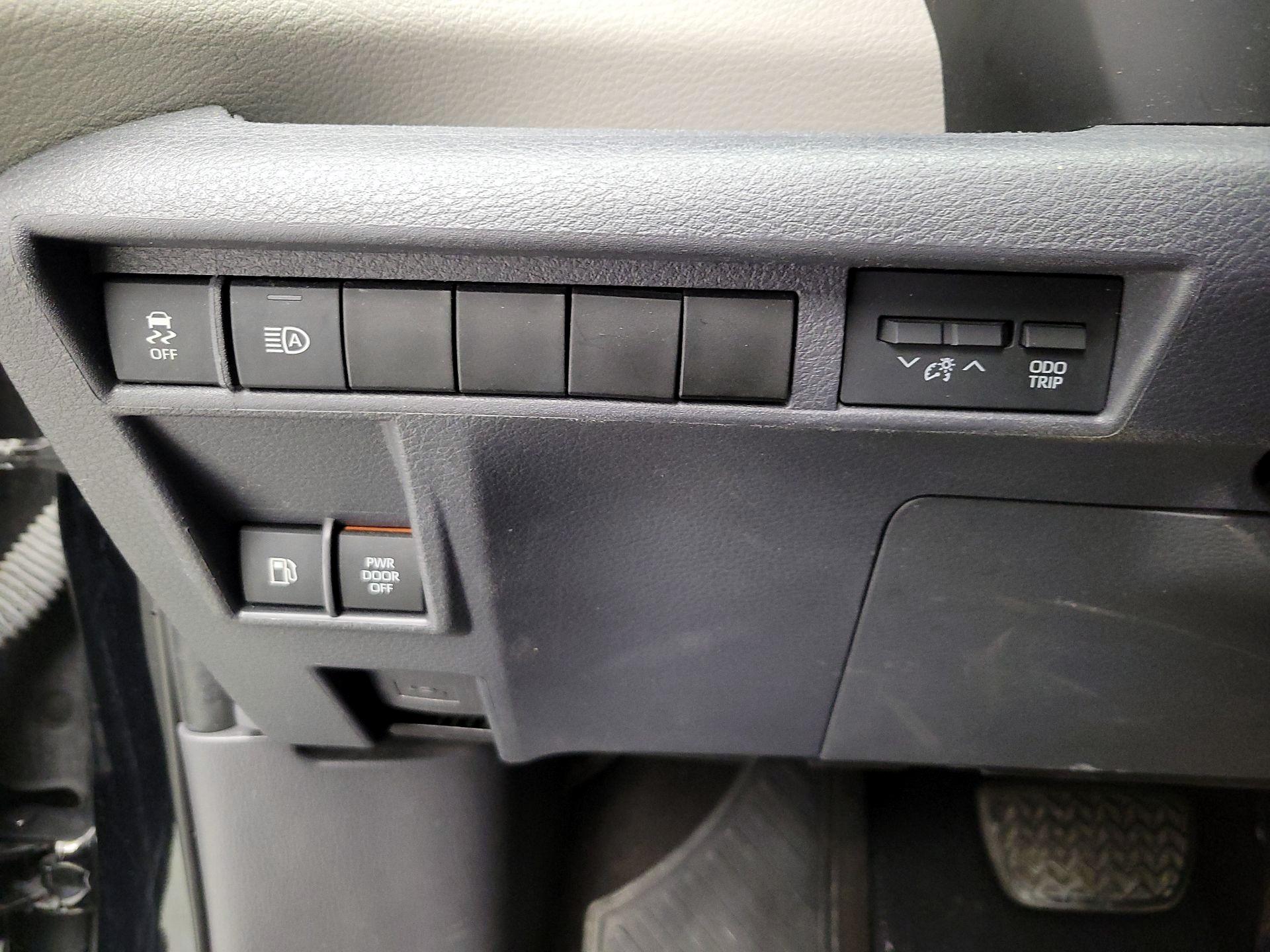 Thumbnail: 2021 Toyota Sienna - 13