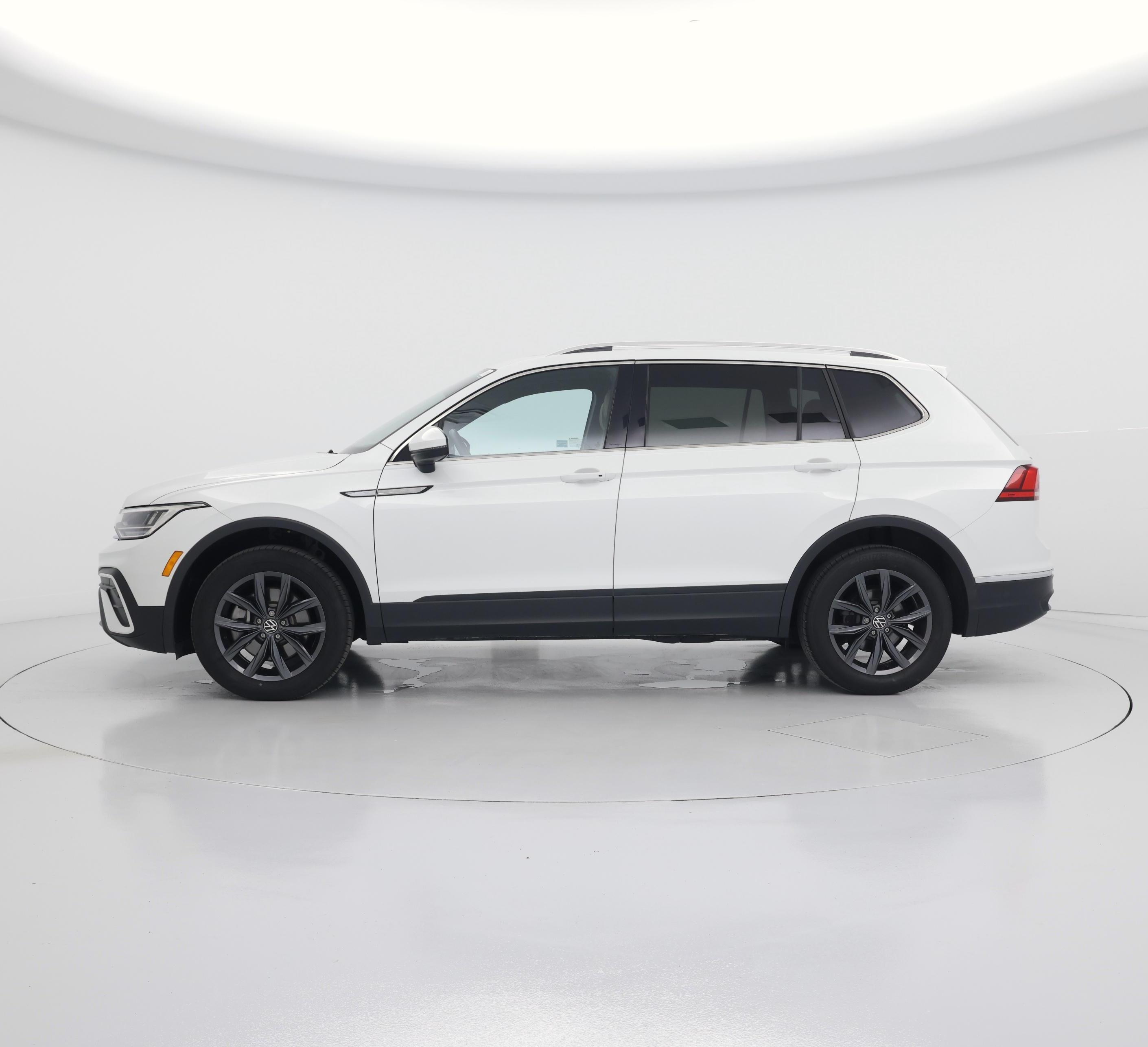 Thumbnail: 2023 Volkswagen Tiguan - 3