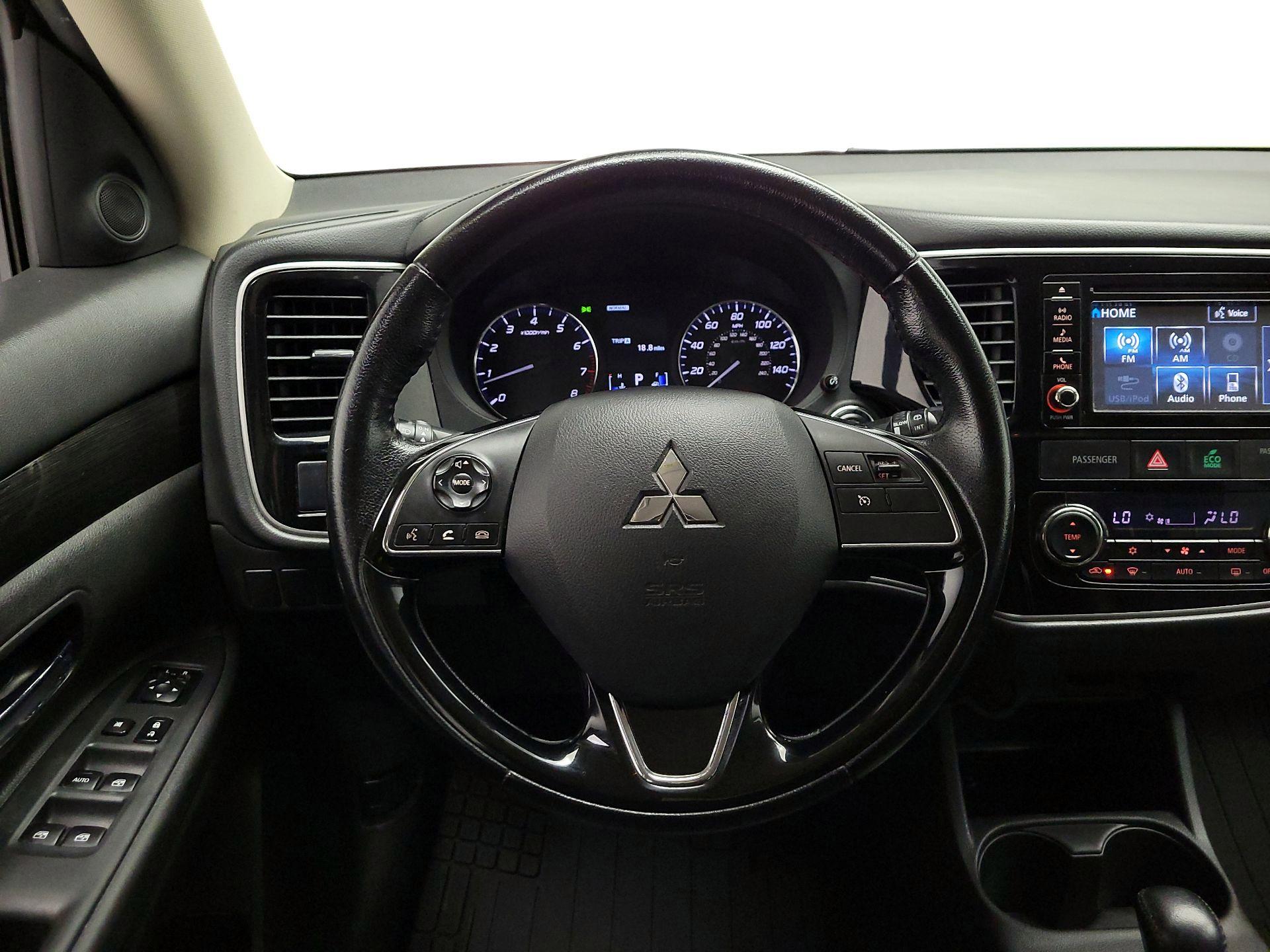 Thumbnail: 2016 Mitsubishi Outlander - 10