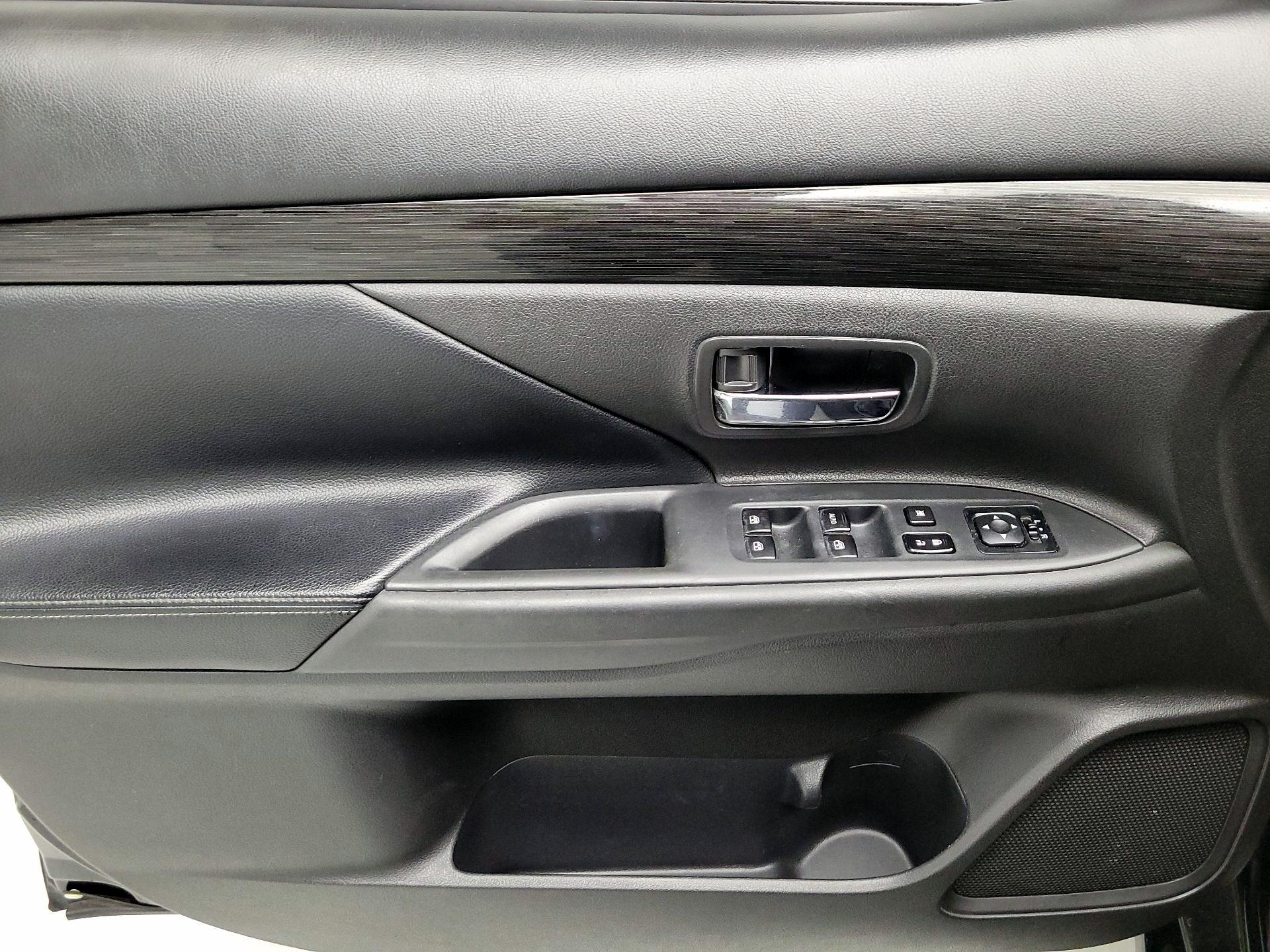 Thumbnail: 2016 Mitsubishi Outlander - 12