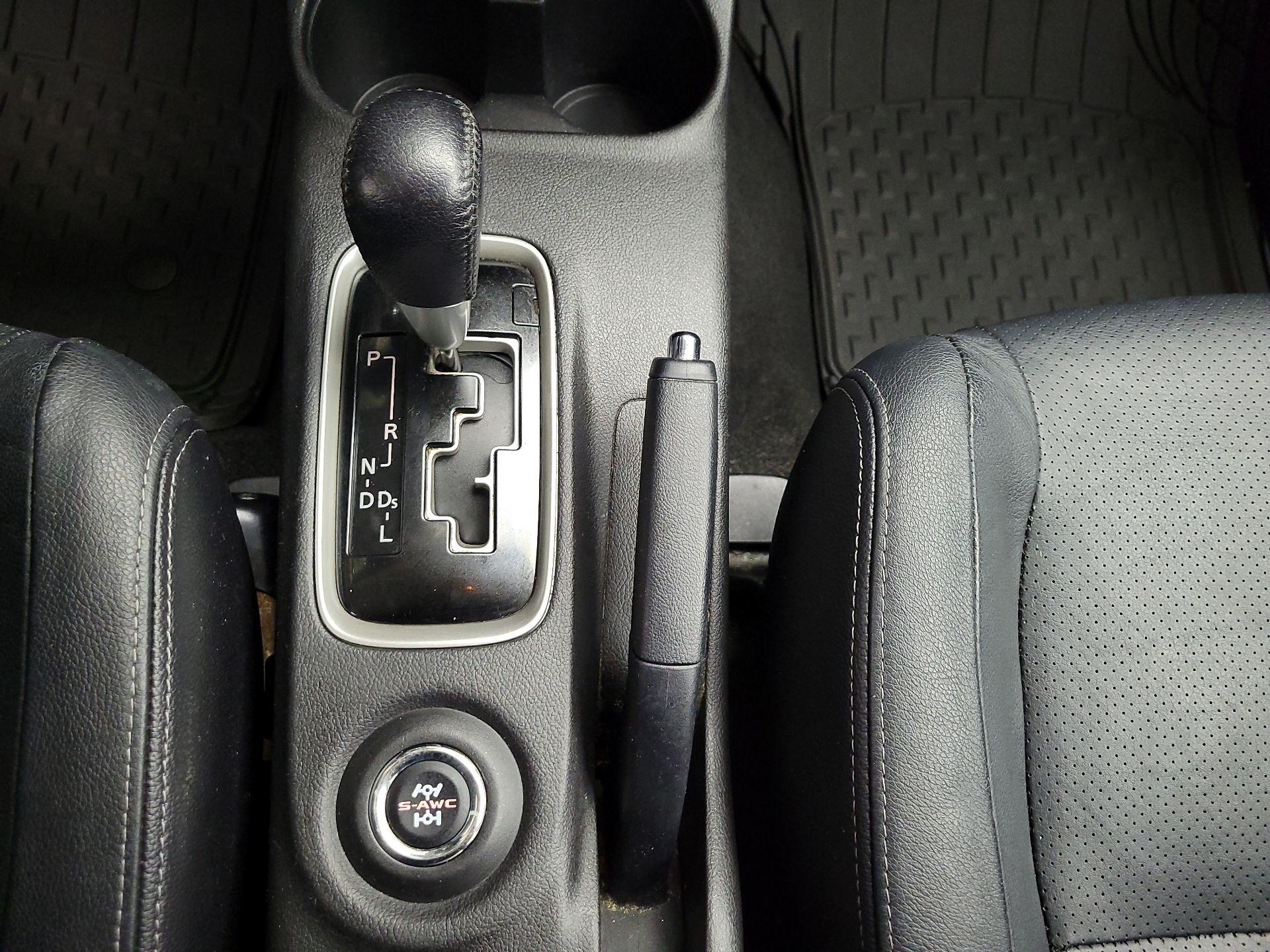 Thumbnail: 2016 Mitsubishi Outlander - 16