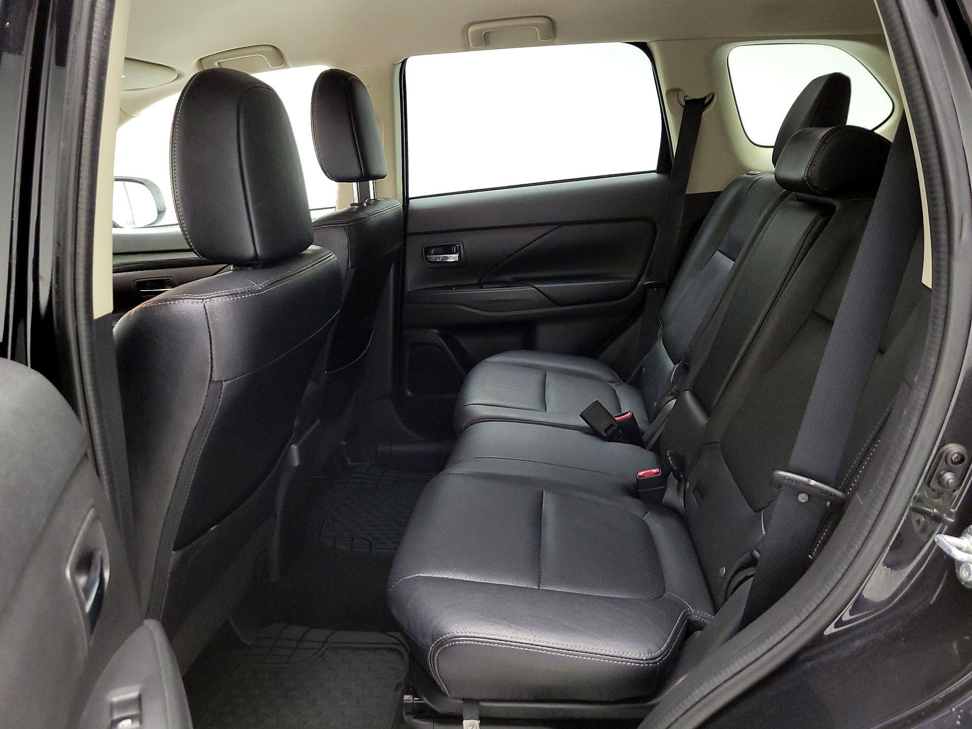 Thumbnail: 2016 Mitsubishi Outlander - 18