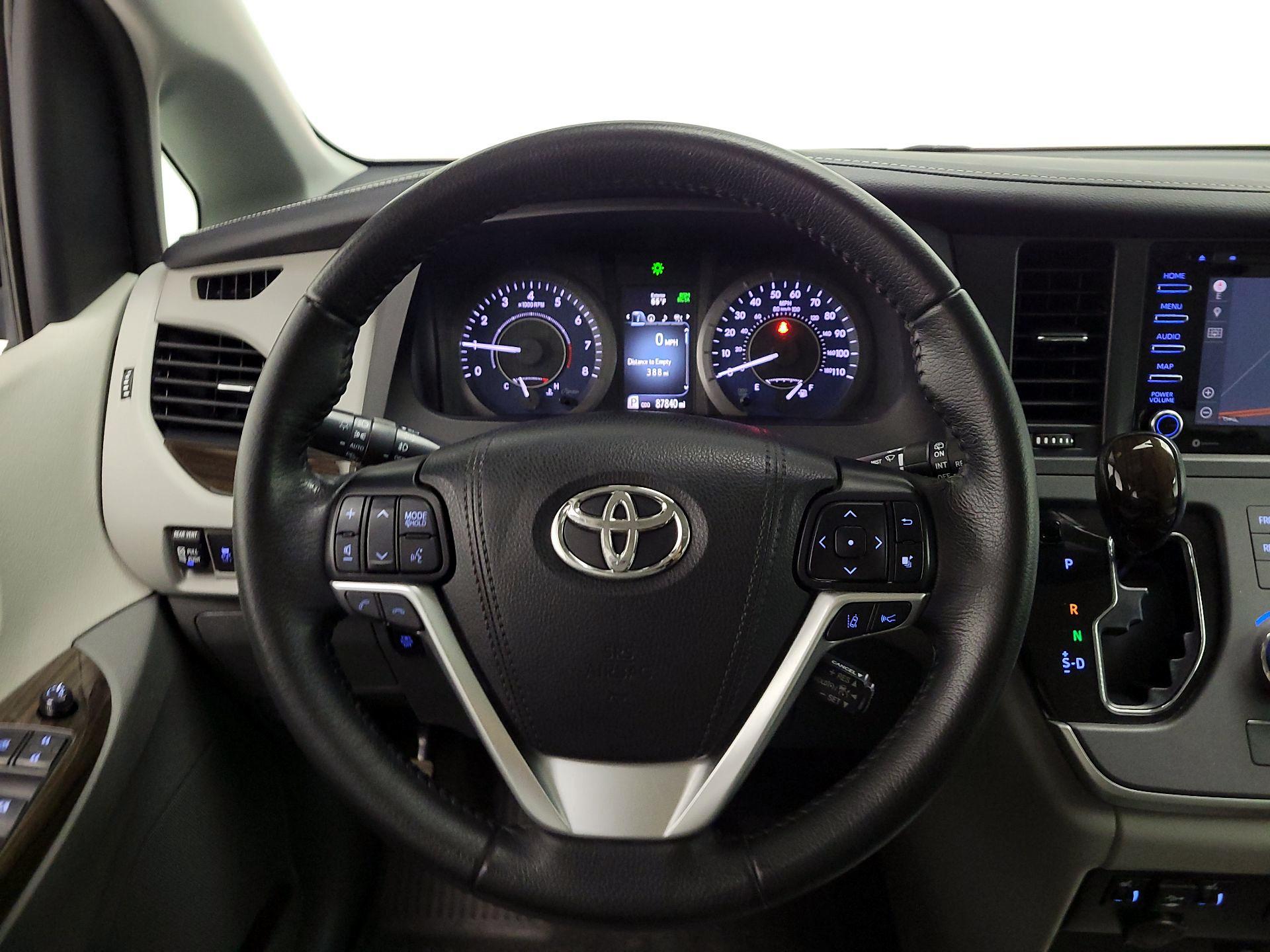 Thumbnail: 2020 Toyota Sienna - 10