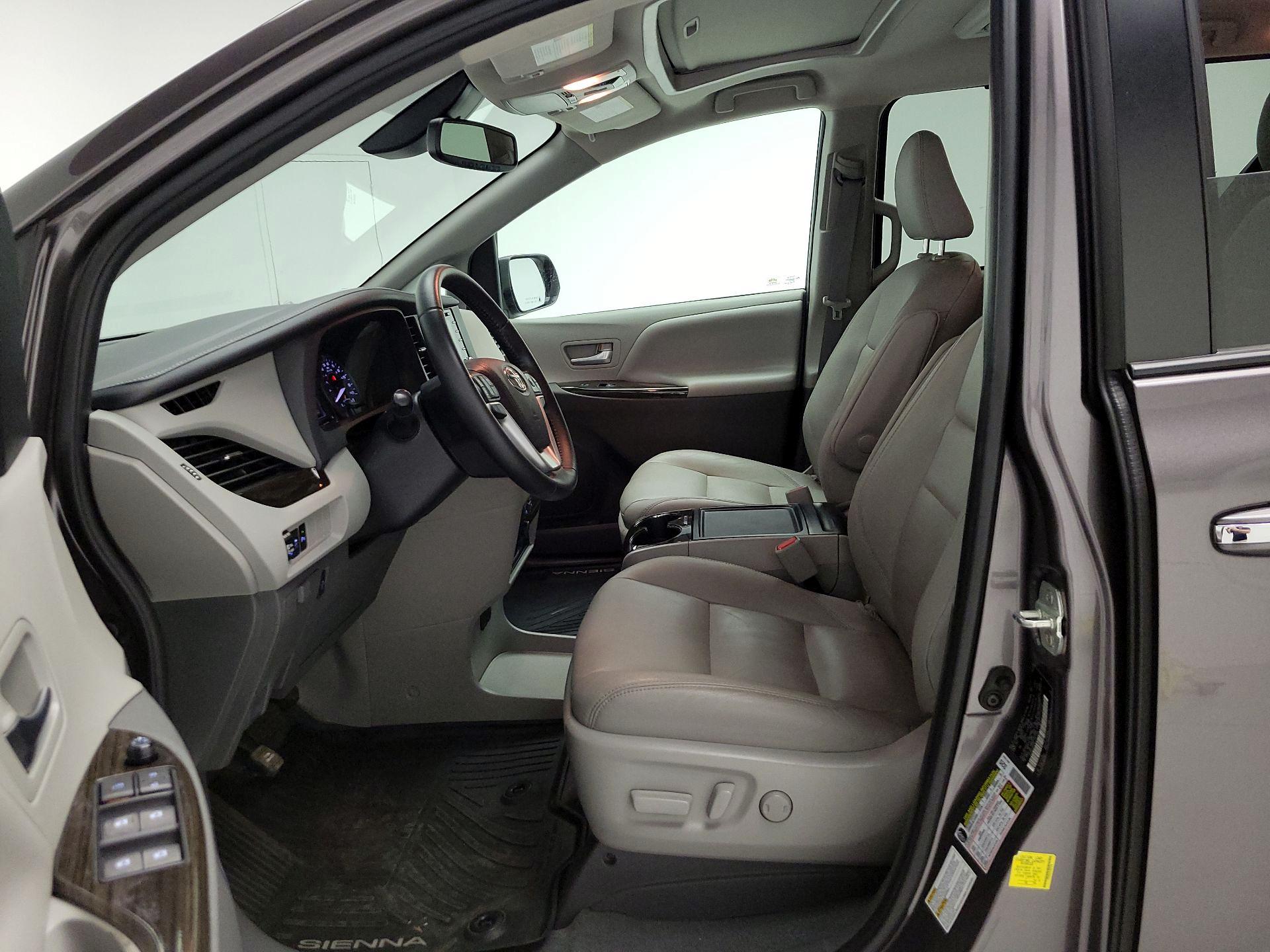 Thumbnail: 2020 Toyota Sienna - 11